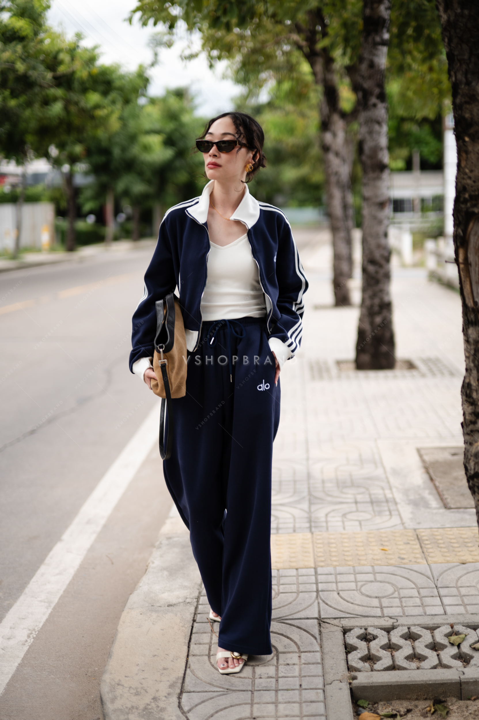 Set เสื้อวอร์มแขนยาวแถบไทล่ ขลิบขอบปัก al o + กางเกงขายาว