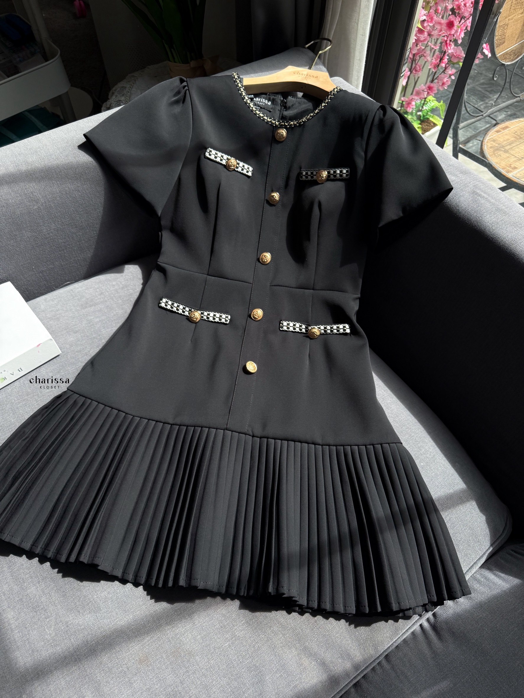 ชุดเดรสสุดหรูที่ผสมผสานความเรียบโก้และความหวานได้อย่างลงตัว ดีไซน์ทรงเข้ารูปช่วงตัว เน้นสัดส่วนอย่างสวยงาม เดรสเป็นซิปด้านหลัง ตัดต่อกระโปรง พลีท เพิ่มความพลิ้วและความอ่อนหวาน ตกแต่งกระดุมทองหรูหราและกระเป๋าเพิ่มความโดดเด่น สไตล์ Luxury Chic เนื้อผ้าพรีเม