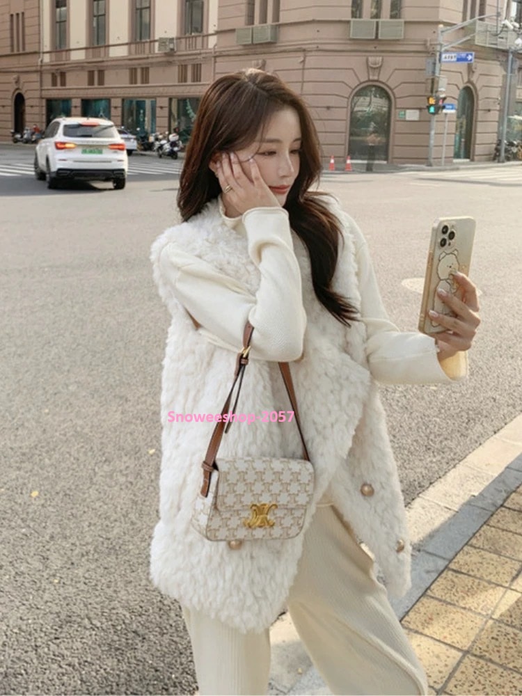 หนาวนี้ขอความเก๋แบบไม่ธรรมดา เสื้อกั๊กขนแกะสุดชิค ใส่แล้วดูแพง อุ่นกำลังดี ไม่เทอะทะ คลุมง่าย แมทช์กับอะไรก็สวย มี 2 เฉดสีสุดคลาสสิค ใส่ไปเที่ยวเมืองหนาวก็ดูมีสไตล์ ใส่ในเมืองก็เก๋ไม่แพ้กัน