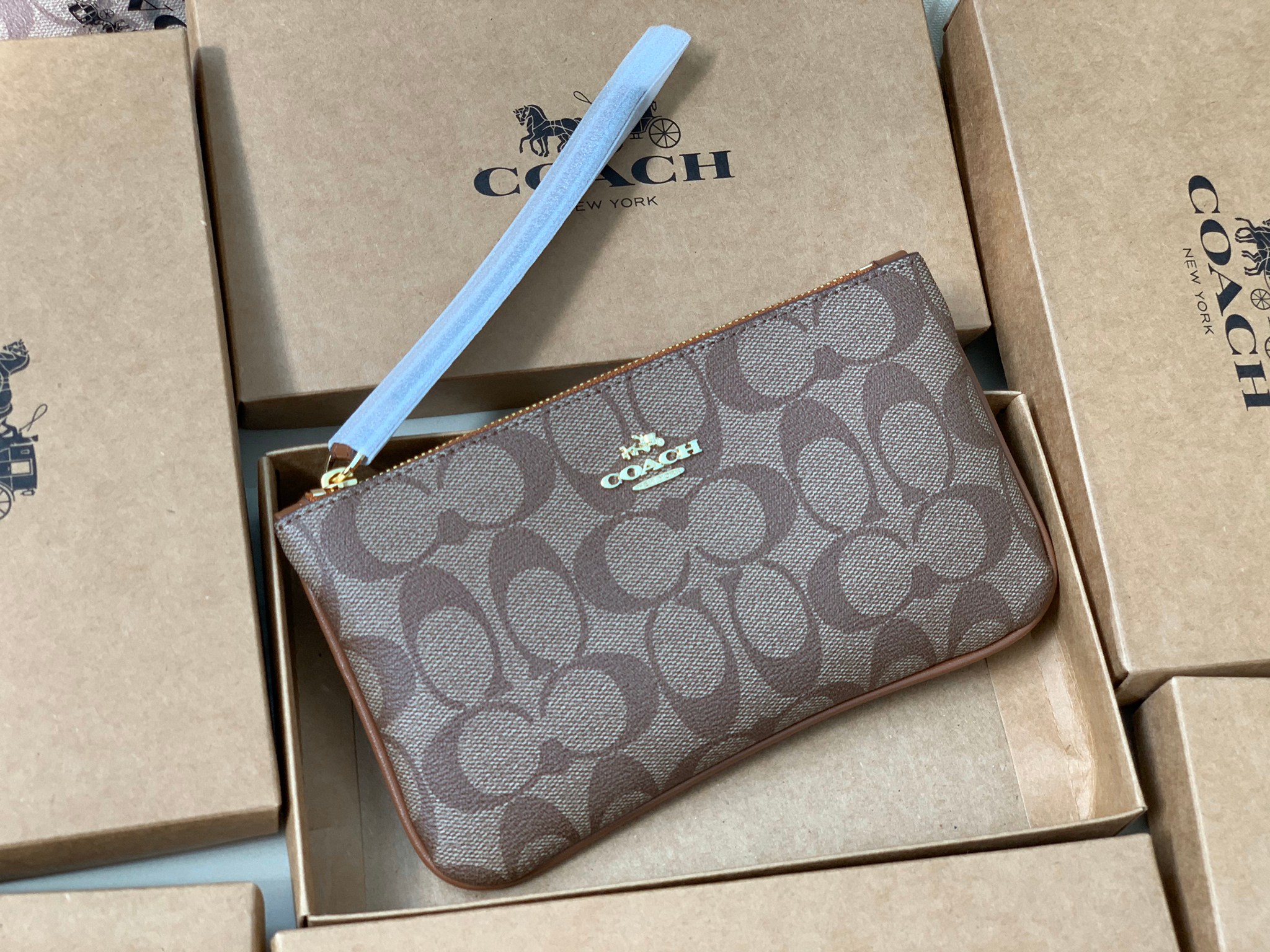 กระเป๋าคล้องมือแบรนด์เนมโค้ช Coach clutch bag F58695 เรียบหรูดูแพง -สีน้ำตาลลายC