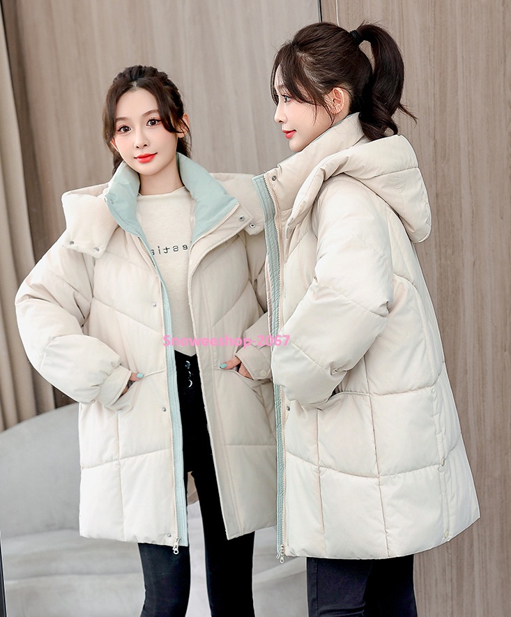แจ็คเก็ตดาวน์ผู้หญิงทรงโอเวอร์ไซส์ ใส่แล้วชิคเหมือนเดินเล่นปารีส อุ่น กันลม กันหนาว ได้ครบ ทรงหลวมใส่สบาย ไม่อึดอัด แต่ยังดูเพรียวเก๋ มี 4 สีสุดคลาสสิค ใส่แล้วดูแพงทุกเฉด หลายไซส์ให้เลือก ไม่ว่าหุ่นไหนก็ใส่ได้ ใส่เที่ยวญี่ปุ่น เกาหลี ยุโรป ได้ฟีล Fashion