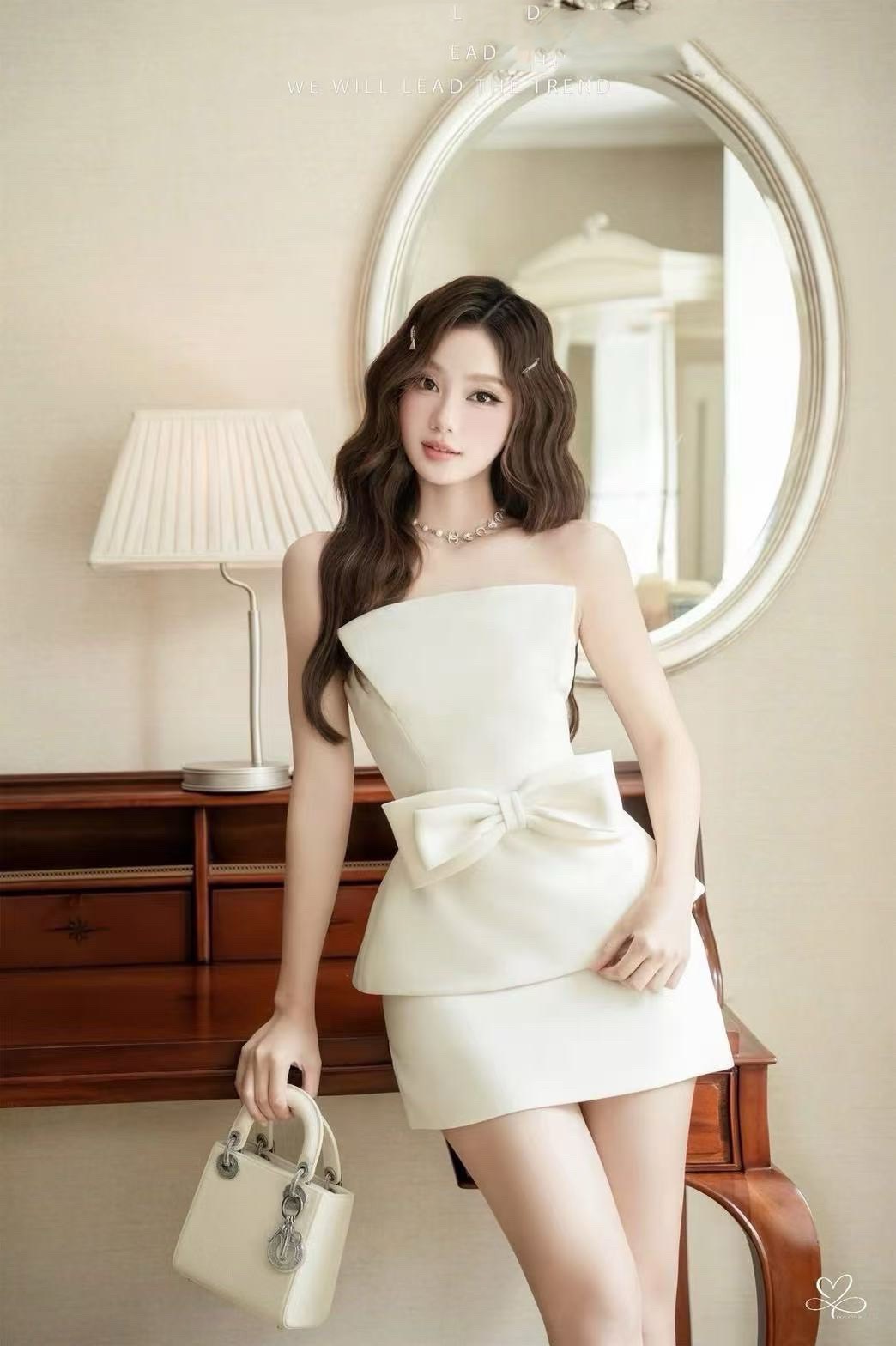 Set 2 ชิ้น สีครีมเสื้อเกาะอกด้านหน้าจับจีบสูงช่วงกลางช่วงเอวเย็บติดโบว์ใหญ่ ชายแต่งบาน ( อกเสริมฟองน้ำและซิปหลังซ่อนอย่างดี ) มาพร้อมกับกระโปรงสั้น มีซิปด้านหลัง เนื้อผ้าดีมีซับในทั้งตัว สวยแซ่บมากๆค่ะ