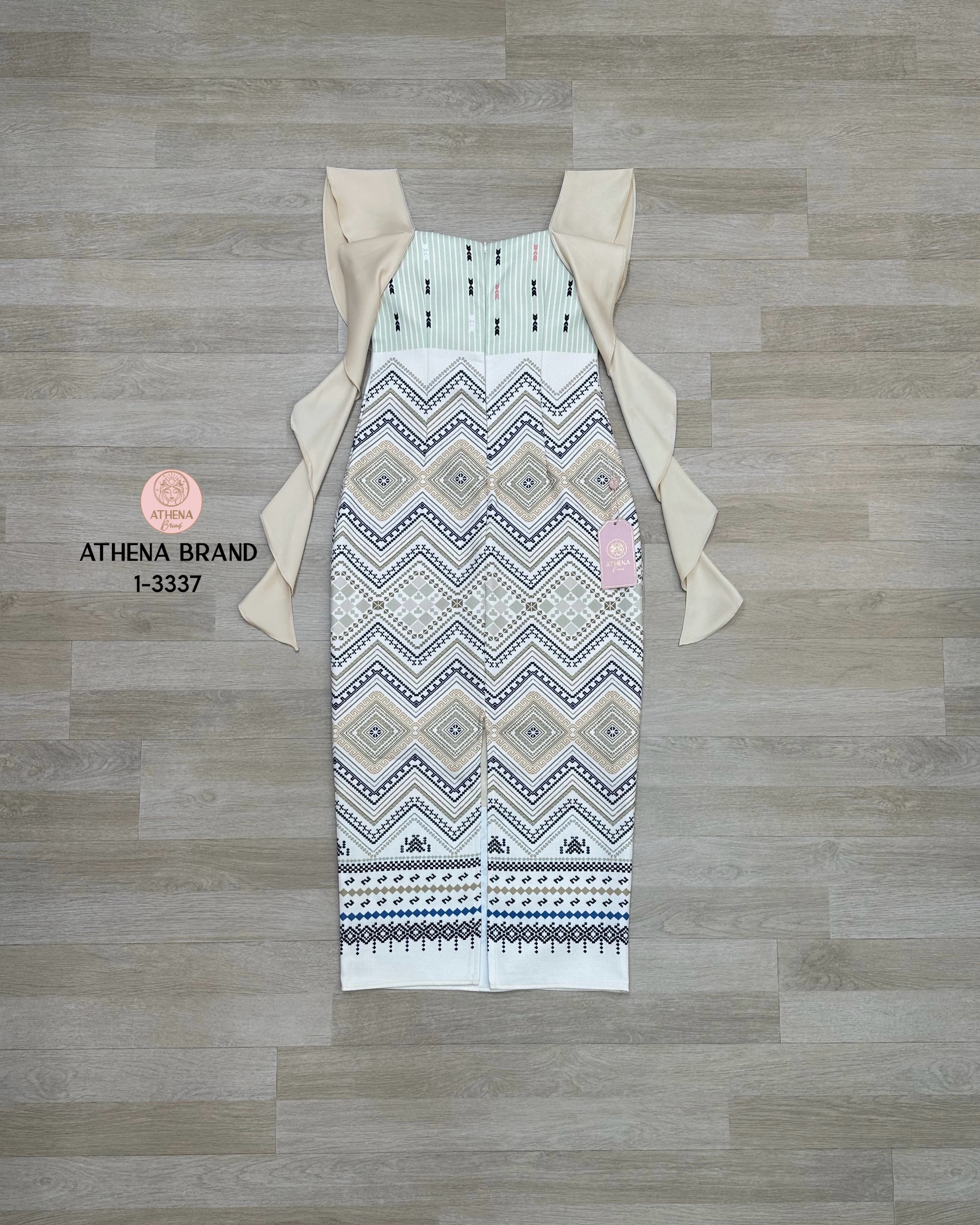 Maxi Dress พิมพ์ลายดีไซน์ตัดต่อผ้าแต่งระบาย หน้าอกเสริมฟองน้ำจัดทรงสวย ชายกระโปรงด้านหลังผ่า เนื้อผ้าดี๊ดีมีTexture งานมีซับใน สวมใส่แบบซิปด้านหลัง สอดแทรกดีเทลความสวยหวานและความเรียบหรูได้ลงตัวเป๊ะ งดงามอย่างกุลสตรีไทยค่า #Athenabrand #ป้ายAthena #เสื้อผ