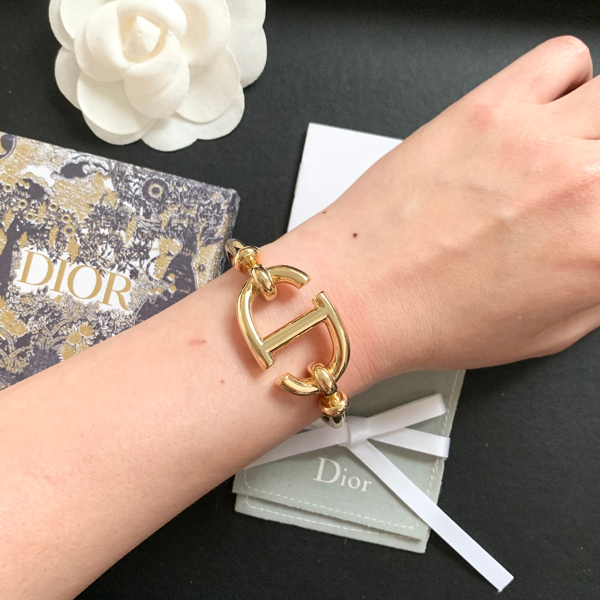 กำไลไฮโซเรียบหรูดูแพงแบรนด์เนมดิออร์ Dior Bracelet สีทอง CD Signature Gold finished metal