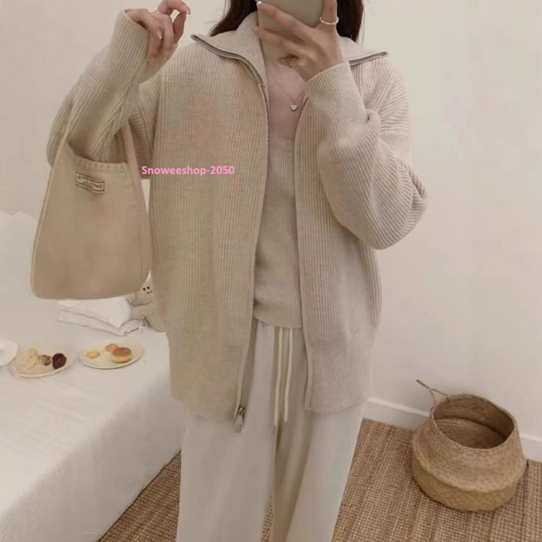 เรียบแต่ดูแพง สเวตเตอร์ผู้หญิงโทนสีพื้นสไตล์ยุโรป-อเมริกา ดีไซน์ ปกบาน + ซิปคาร์ดิแกน ใส่ง่าย แมทช์ได้ทุกลุค ถักหนานุ่ม อบอุ่นกันหนาว มีให้เลือกถึง 5 สี คลาสสิคทุกโทน ฟรีไซส์ ใส่สบาย ไม่อึดอัด จะใส่ชิลล์ในเมืองหนาว หรือเที่ยวต่างประเทศ ก็ คุมโทนแฟชั่นได้แ