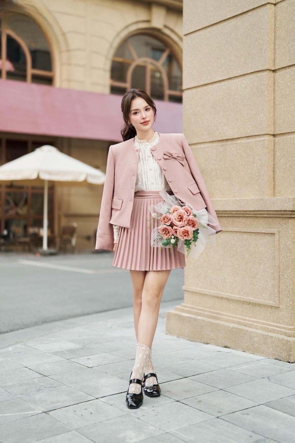 Set 3 ชิ้น สีชมพูเสื้อลูกไม้ฉลุสีครีมแขนยาวด้านหน้ามีกระดุมใช้งานได้จริงและจับจีบที่ตัวเสื้อดีเทลสวย มาคู่กับเสื้อคลุมแขนยาวอกเย็บติดโบว์น่ารัก มีกระดุมหน้าและมีกระเป๋าล้วงได้เก๋ๆ มาพร้อมกับกระโปรงสั้น ซิปด้านข้างดีเทลจับจีบรอบตัว มีสายผูกเอวน่ารัก เนื้อผ