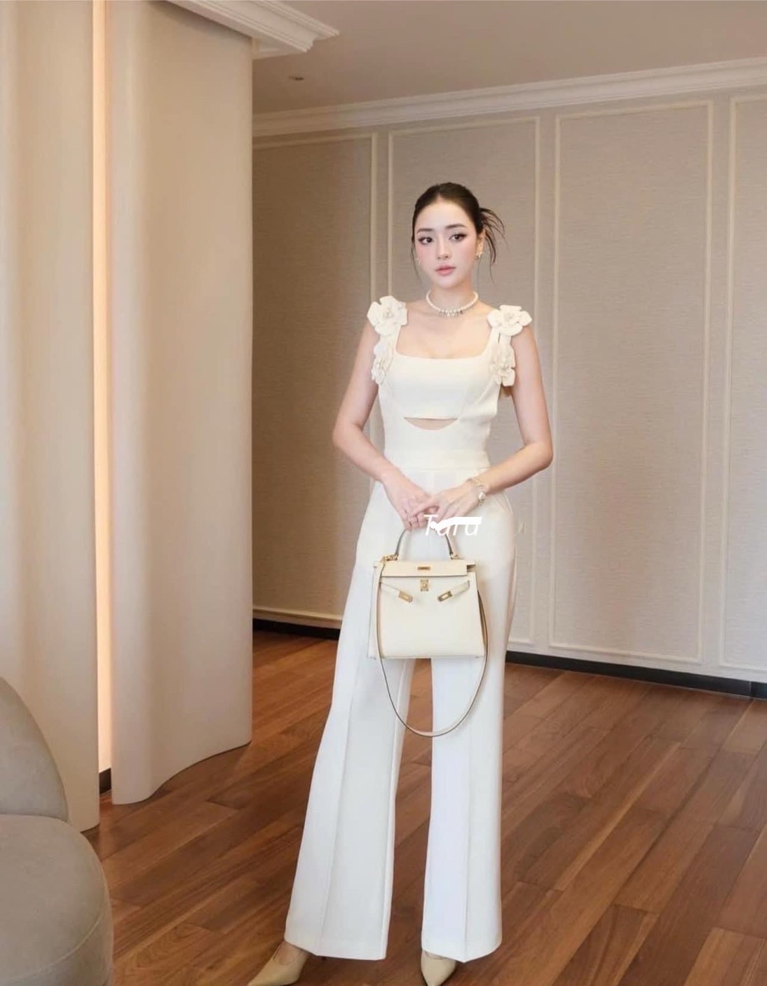 ชุดจั๊มสูทขายาวประดับดอกไม้ช่วงไหล่ มาพร้อมเกาะอก ผ้าดี ทรงสวย ใส่ออกงาน ไปเที่ยวได้ค่า สวย หรู ดูดี