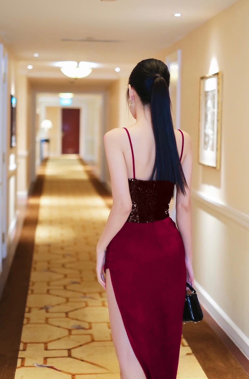 เดรสยาว ท่อนบนสายสปาเก็ตตี้ตีเกร็ดล๊อคทรงแบบคอร์เซ็ท ปักเลื่ิอมทั้งตัว ( เสริมฟองน้ำและซิปหลังซ่อนอย่างดี ) ช่วงกระโปรงแต่งด้วยผ้าสีพื้นจับจีบไขว้ด้านข้างยาวถึงข้อเท้าผ่าสูงปรี๊ดถึงช่วงต้นขา เนื้อผ้าดีมีซับในทั้งชุดใครหาชุดออกงานจัดด่วนด่วนเลยค่ะ