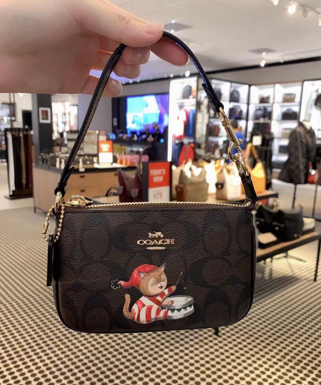 กระเป๋าสะพายไฮโซน่ารักลายคริสมาตร์ แบรนด์เนมโค้ชสีน้ำตาลดำลายC COACH NOLITA HANDBAG