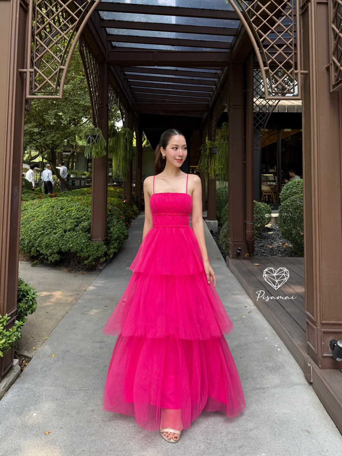 เดรสสายเดี่ยวสีชมพู ความกระโปรงเลเยอร์ฟูฟ่อง มานับพร้อมซับในให้อย่างดี ฟินนาเล่มากค่ารุ่นนี้ ราคาดีมากกกกกกค่า รุ่นนี้ผ้าดีใส่สวย ฟูฟ่อง เป็นทรง ถ่ายรูปดีมาก ปังปุริเย้แน่นอนค่า ห้ามพลาดเลย