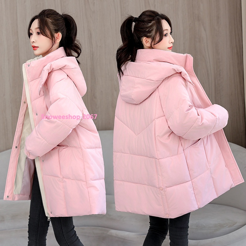 แจ็คเก็ตดาวน์ผู้หญิงทรงโอเวอร์ไซส์ ใส่แล้วชิคเหมือนเดินเล่นปารีส อุ่น กันลม กันหนาว ได้ครบ ทรงหลวมใส่สบาย ไม่อึดอัด แต่ยังดูเพรียวเก๋ มี 4 สีสุดคลาสสิค ใส่แล้วดูแพงทุกเฉด หลายไซส์ให้เลือก ไม่ว่าหุ่นไหนก็ใส่ได้ ใส่เที่ยวญี่ปุ่น เกาหลี ยุโรป ได้ฟีล Fashion