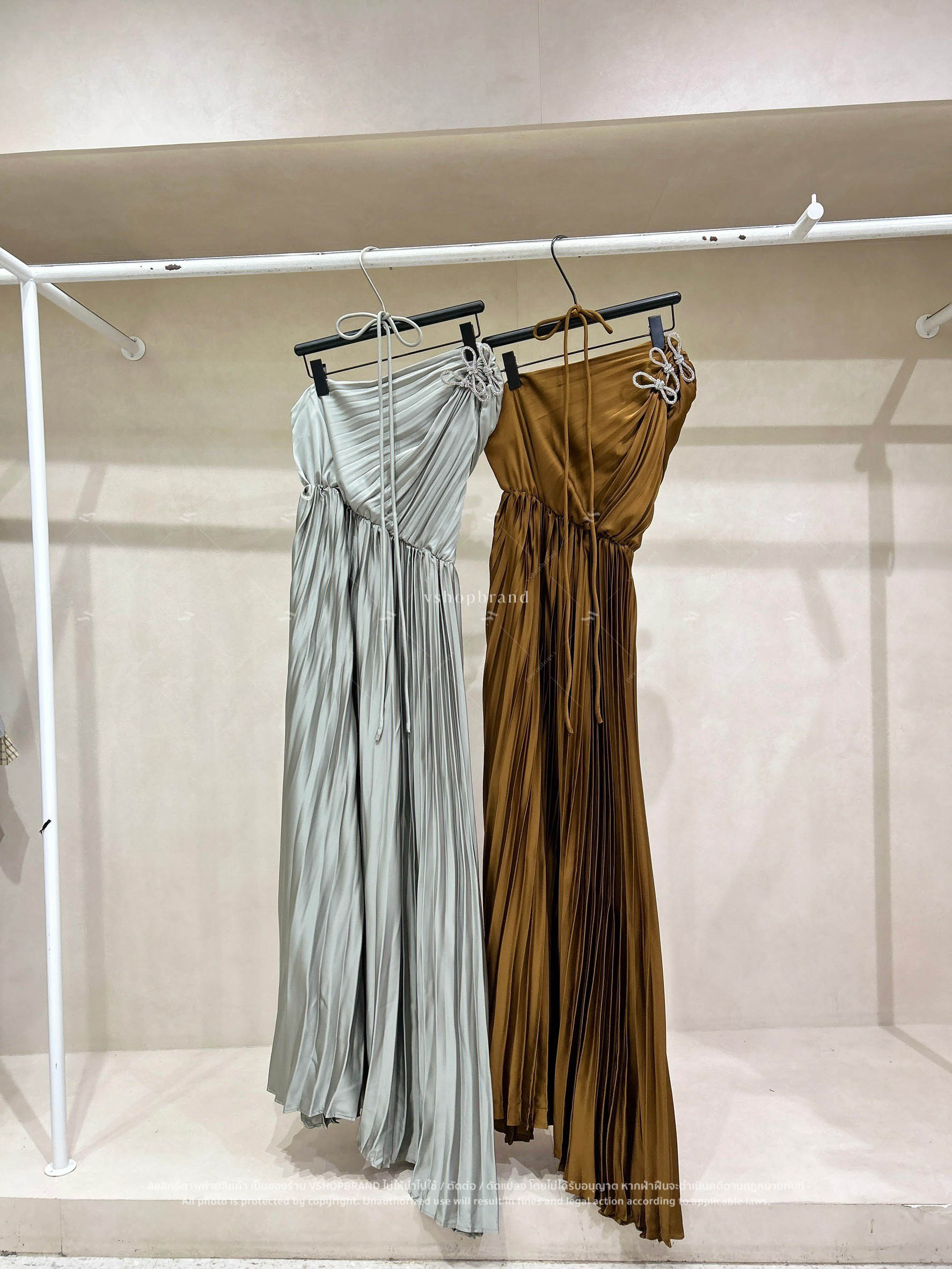 Maxi เดรสอัดพลีทปาดไหล่ เข็มกลัดโบว์+เชือก