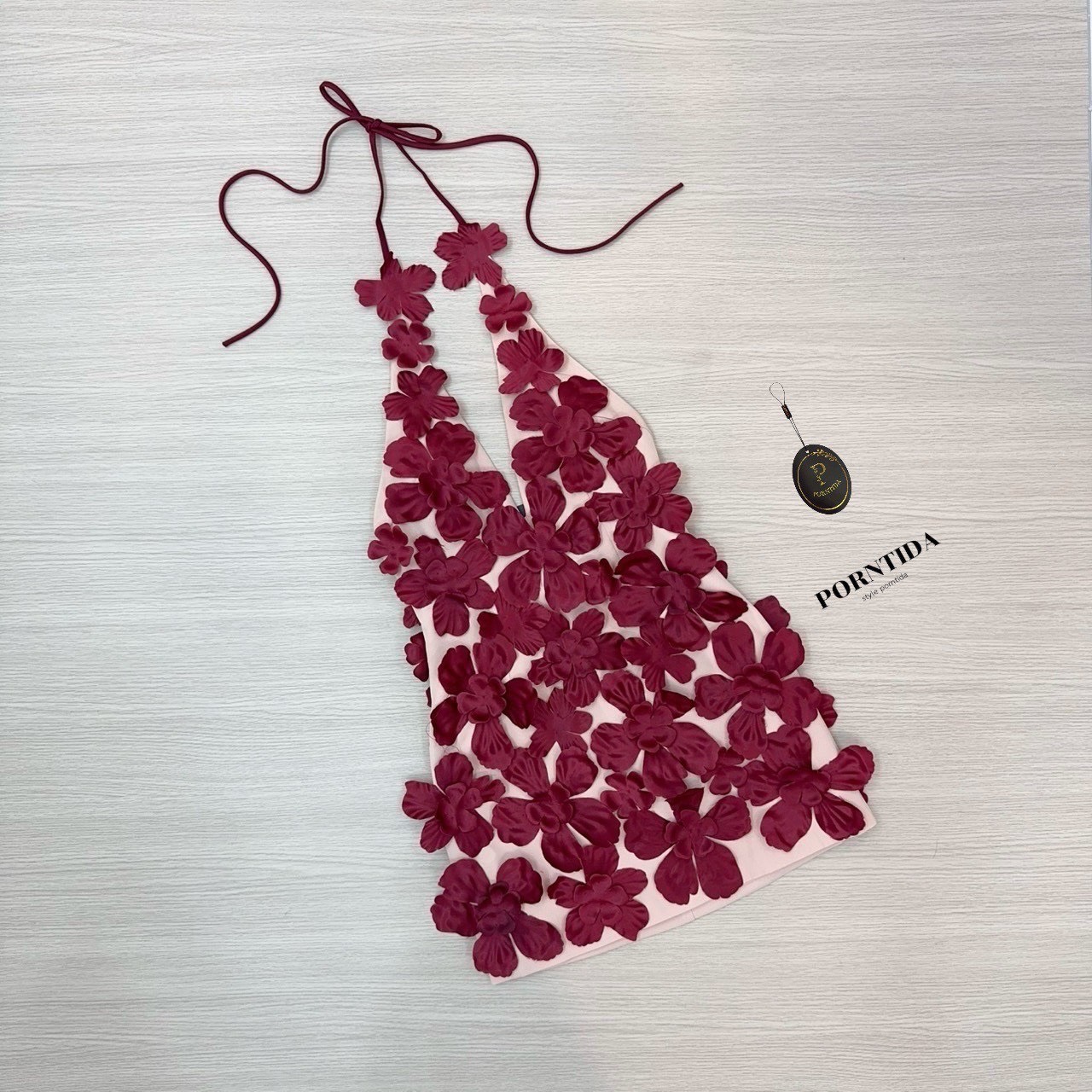 ชุดคล้องคอดอกไม้สีแดง หน้าอกเสริมฟองน้ำเป็นงานซิปหลังเป็นงานผูกคอแต่งด้วย detail ดอกไม้ 3-D ทั้งชุดตัวเดรสเป็นสีครีมรุ่นนี้ สวยเกิน