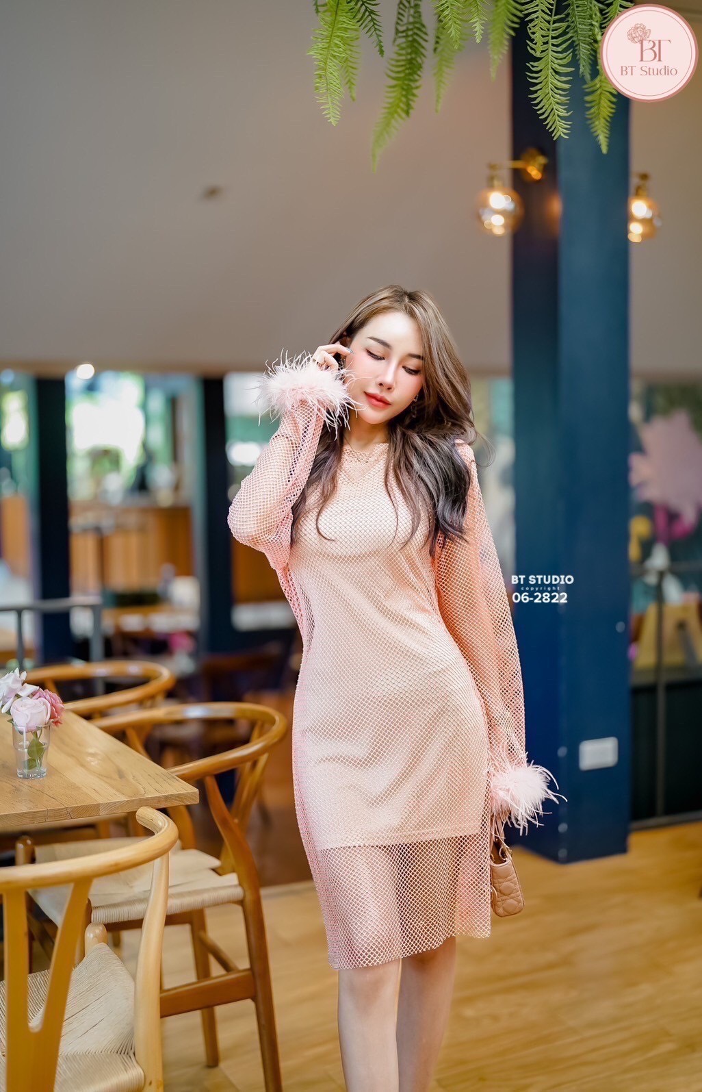 เซท 2 ชิ้น เดรสสั้นแขนยาว เนื้อผ้าตาข่ายแต่งคริสตัลเม็ดเล็ก ๆ ทุก ๆ ช่อง งานสวยม๊าก ปลายชายแขนแต่งขนฟู ๆ ทั้งสองข้าง มาพร้อมซับในสีนู๊ดแขนกุด แมทซ์กันสวย แซ๊บบ แต่ดูแพงค่ะ