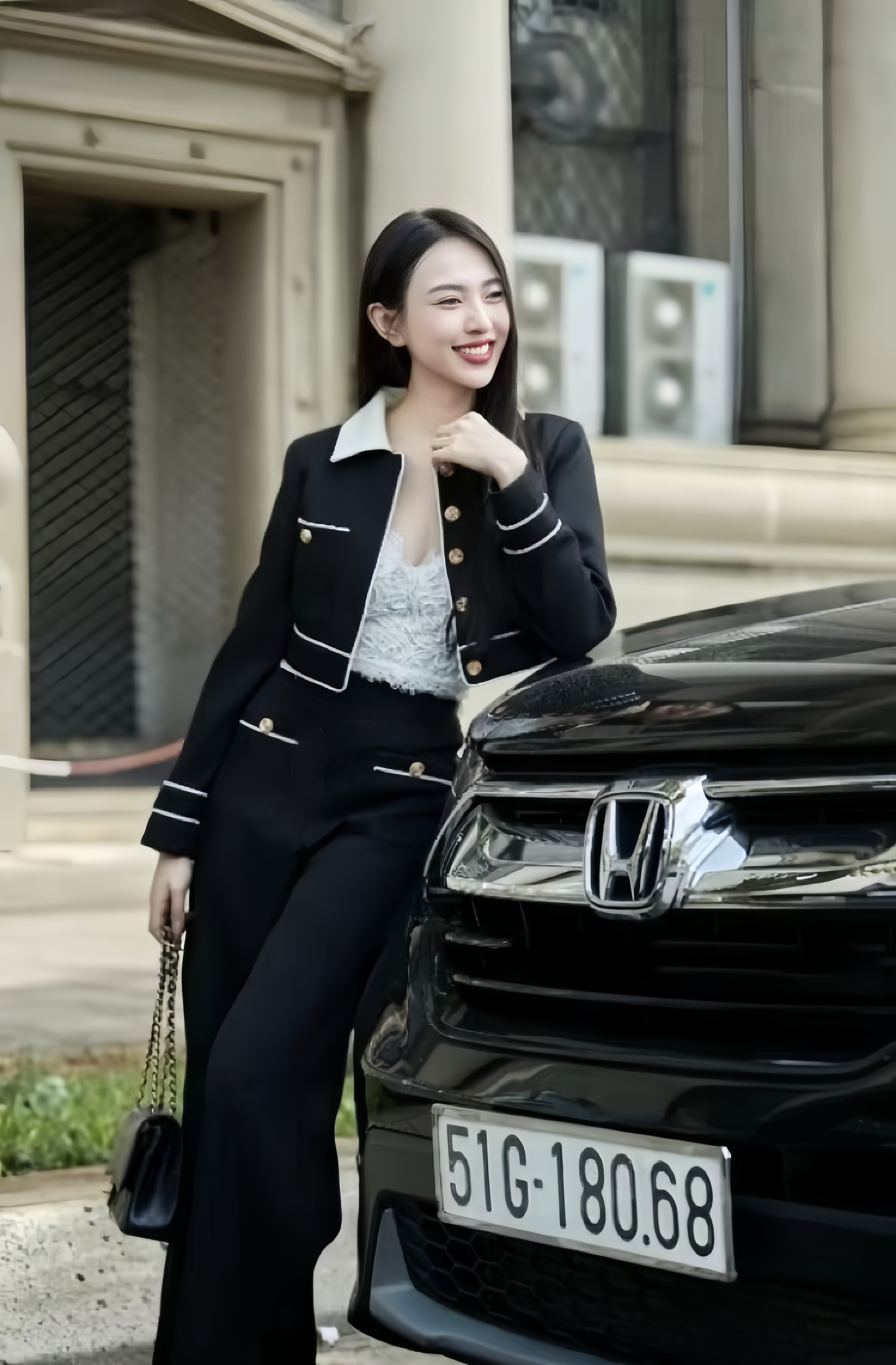 ชุดเซ็ทกางเกง 2 ชิ้น สีดำ เสื้อครอปสั้นแขนยาว คอปกสีขาว กระดุมทองด้านหน้า กางเกงขายาวทรงสวยปังมาก ใส่ทำงานคือเริ่ด