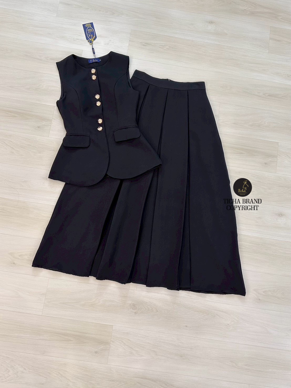 Set 2 ชิ้น เสื้อแขนกุดสีดำคอกลม ดีเทลแต่งกระดุมอะไหล่ทองด้านหน้าดีไซน์สุดเก๋ มีกระเป๋าหน้าทั้ง2ข้าง อกเสริมฟองน้ำให้ทรงสวย แมทส์กับกระโปรงยาวสีดำจับจีบพริ้วผ้าเนื้อนิ่ม มีกระเป๋าข้าง มีชับในและซิปหลัง