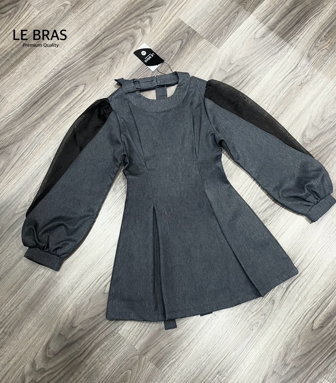 เดรสแขนยาวซ้อนผ้าตาข่ายให้ความน่ารักมีลูกเล่น หลังคอตกแต่งโบว์หางยาว ทรงสวยเข้ารูปช่วงเอวดูเอวคอดแต่ไม่อึดอัด ปลายกระโปรงจับจีบให้ทรงโมเดิร์นตามเทรน ชุดนี้เนื้อผ้าสวยมีน้ำหนักดูหรู