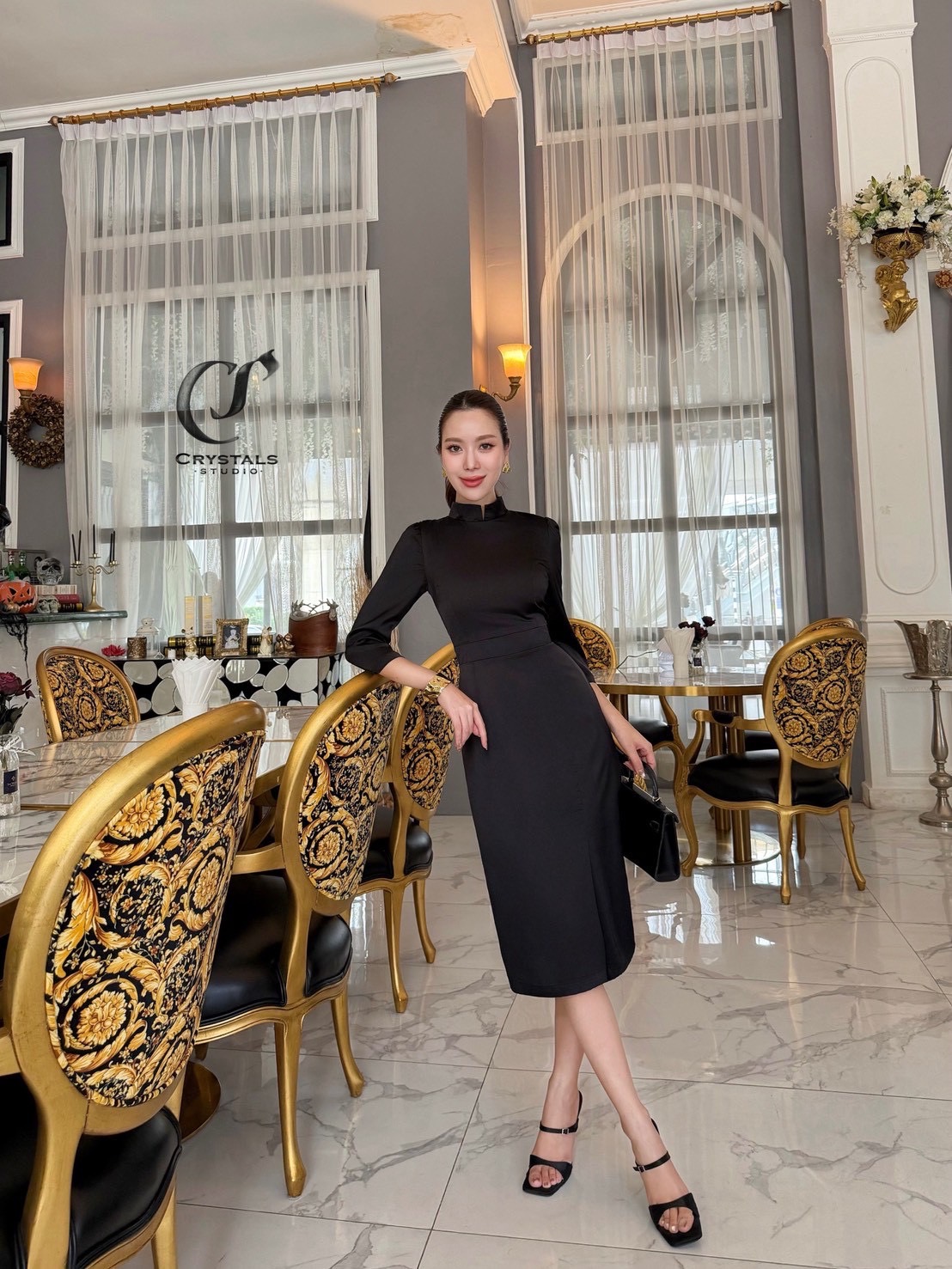 เดรสสีดำ ดีไซน์เรียบหรู เสริมความสวยงามด้วยทรงคอจีน แขนยาวทรงสุภาพ รุ่นนี้ตัดเย็บเข้ารูป ช่วยให้สวมใส่แล้วดูหุ่นเพรียว เหมาะสำหรับใส่งานพิธีการต่างๆ แนะนำให้มีติดตู้ไว้เลยค่าาส