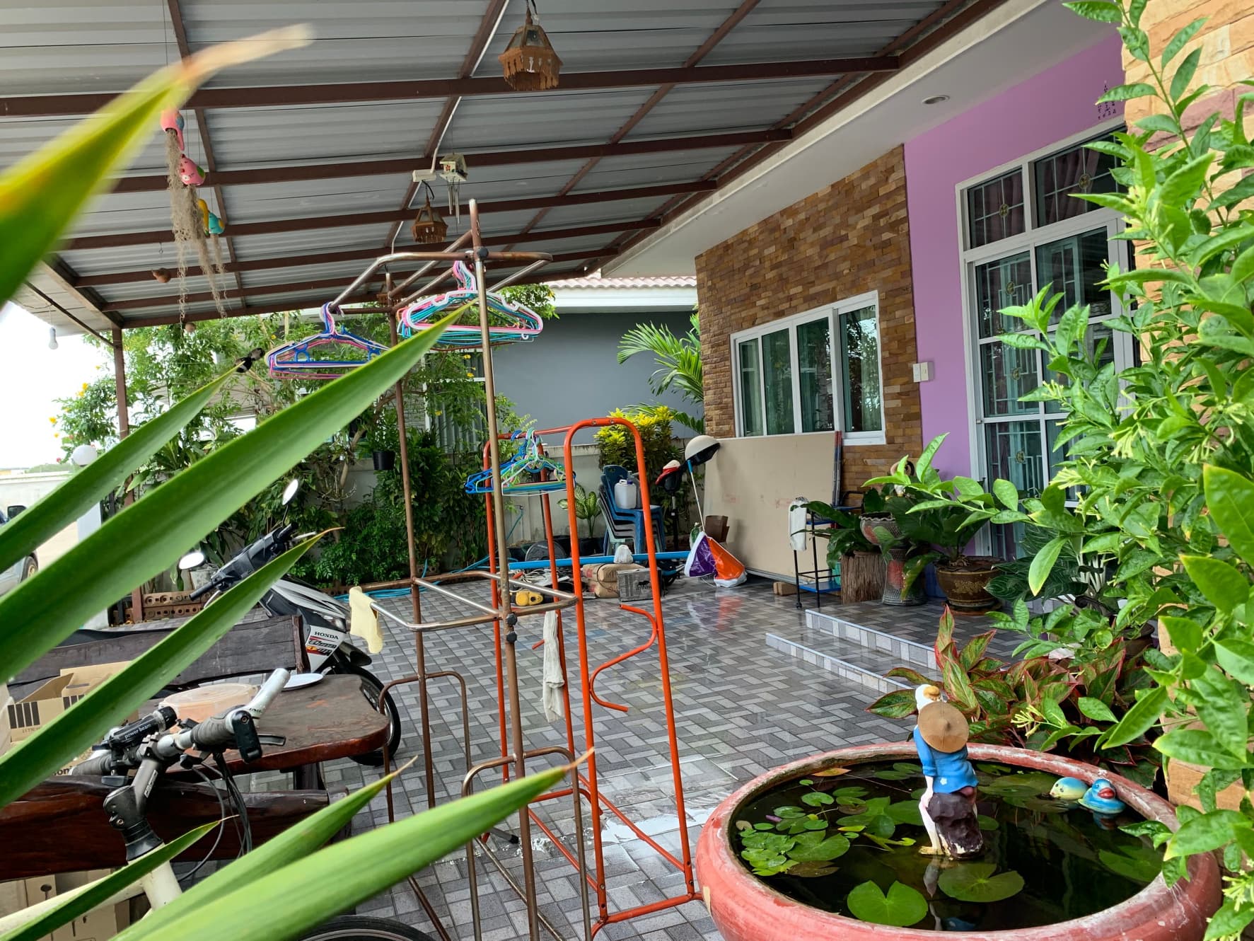 บ้านเดี่ยว 59.8 ตรว.3 ห้องนอน 2 ห้องนํ้าเฟอร์นิเจอร์ครบครันบ้านกว้างมีพื้นที่สวนพร้อมสำหรับทุกคนในครอบครัวบ้านสิริทรัพย์ อ.บ้านโป่ง จ.ราชบุรี