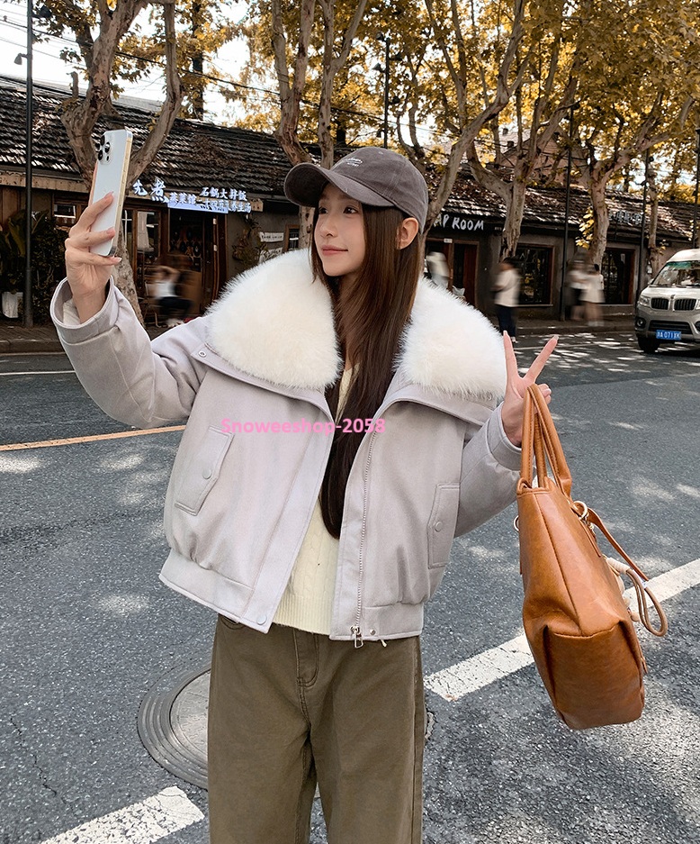 แค่ใส่ก็ได้ลุค “Luxury Winter Girl” แจ็คเก็ตดาวน์ปกขนเฟอร์ ทรงโอเวอร์ไซส์สุดเก๋ กันหนาวติดลบได้จริง ใส่ถ่ายรูปก็สวยปัง! มี 6 สี เลือกแมทช์ได้ทุกสไตล์