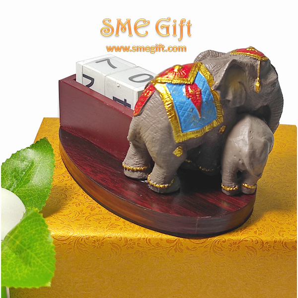 ช้างคาเลนดาร์ แม่ลูก (สีเทา) พร้อมกล่องและถุงไหมแก้วสีทอง EC06 ชิ้น