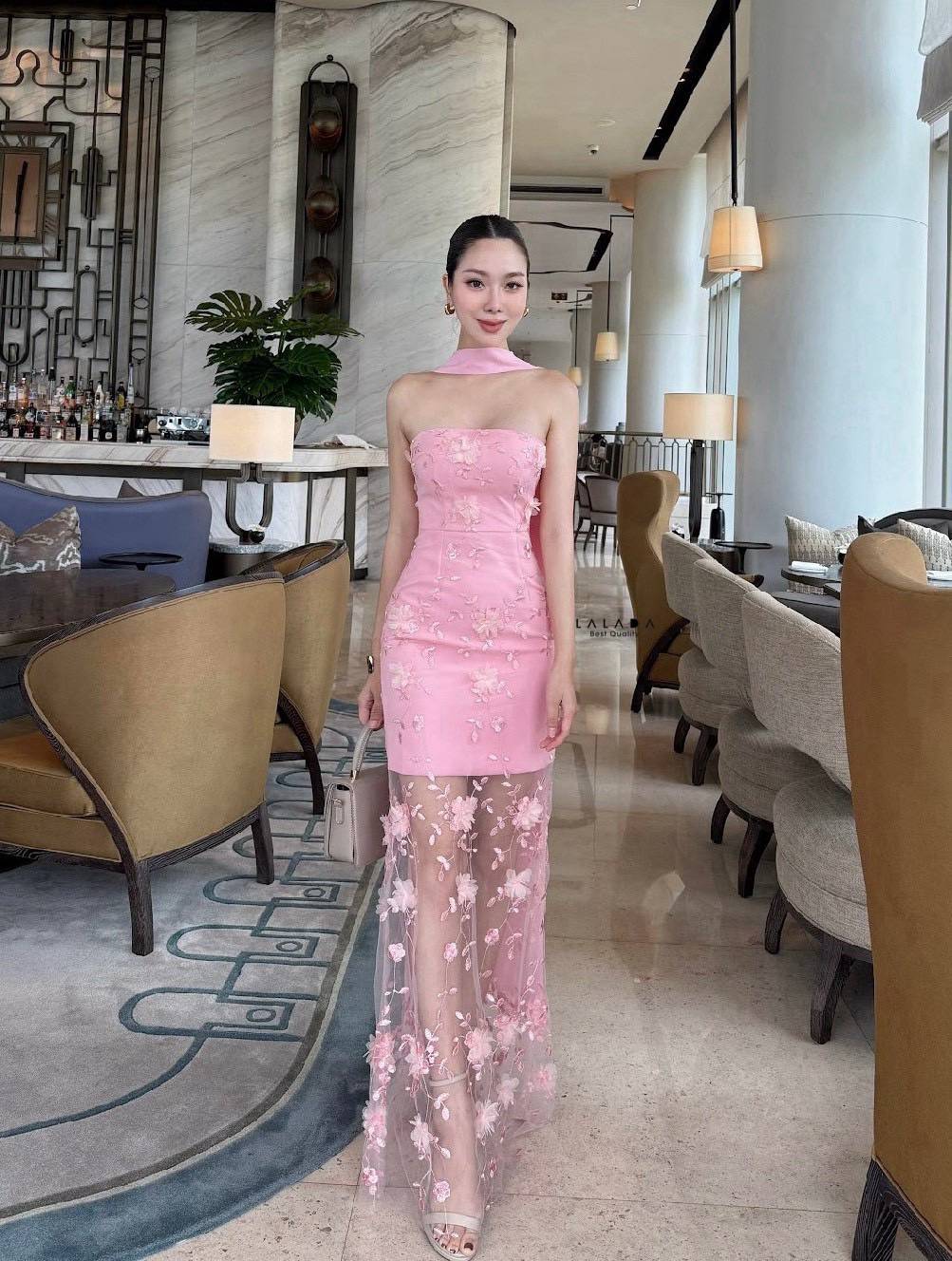 เดรสออกงานพร้อมส่งค่ะ ดีเทลเกาะอกผ้า2 ชั้นตัวในเป็นเกาะอก ด้านนอกแต่งผ้าลูกไม้ 3d สวยหรูแบบไม่ซ้ำใครงานซิปหลัง+ โชคเกอร์ที่คอ อกเสริมฟองน้ำ ตัดเย็บอย่างดีค่ะ#ชุดถ่ายรูป#งานตามหา#งานป้าย #ชุดงานแต่ง #ชุดออกงาน #ชุดไปงาน#เดรสชมพู#ชุดไปทะเล #ชุดออกงาน