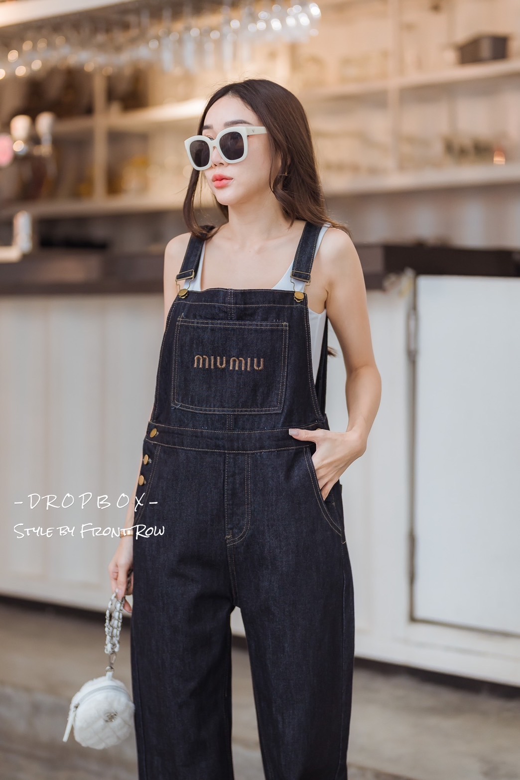 Miu Miu Romper Jean เอี๊ยมยีนส์ทรงโอเว่อร์ไซส์ งานเกาหลีนำเข้า มาพร้อมดีเทล งานปักแน่นๆ เก๋ๆที่หน้าอก บอกเลยคัตติ้งสวย งานเนี๊ยบเว่อร์ ปลายขา เย็บเก็บ ทรงกระบอกเล็ก