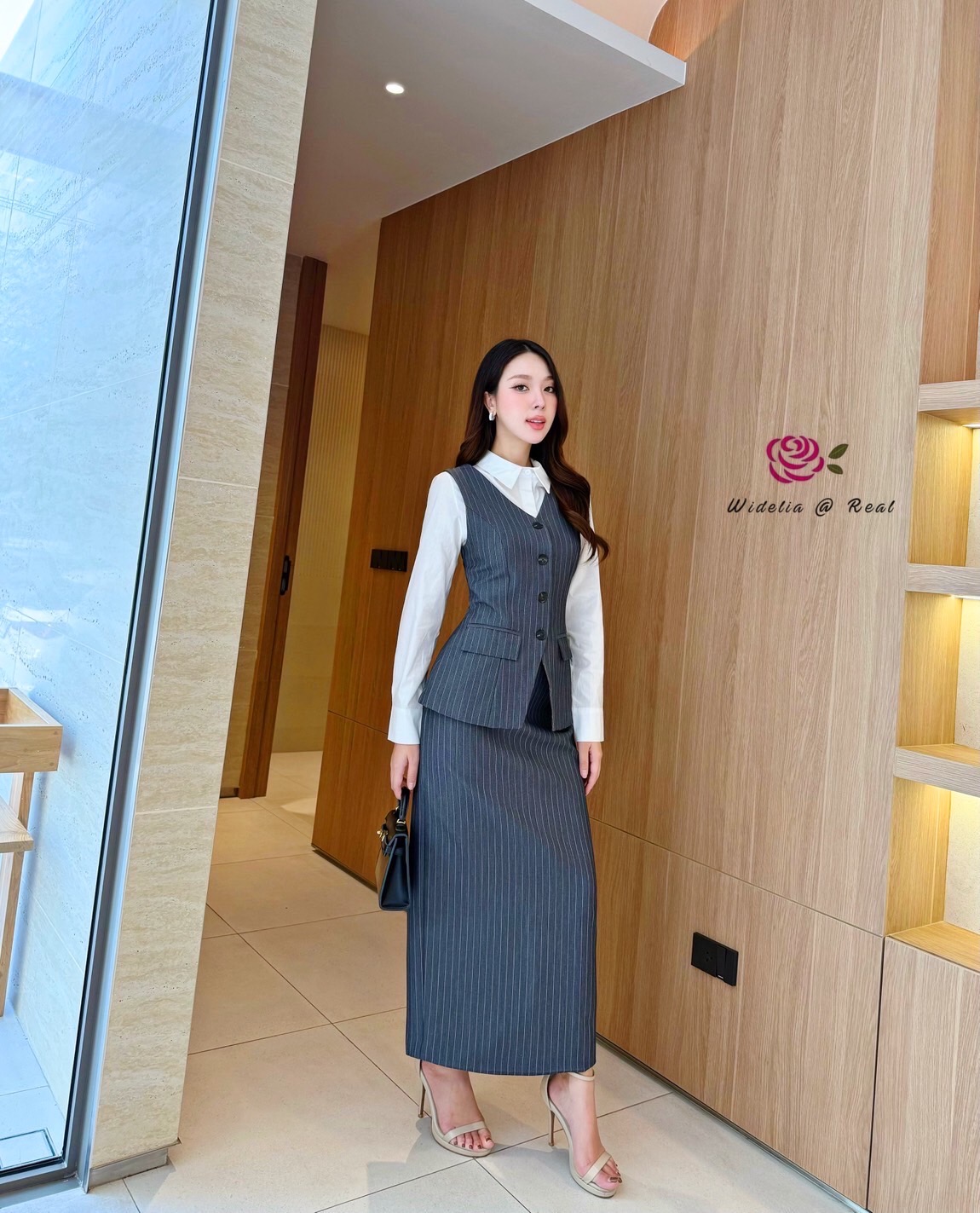 Set 4 ชิ้น มีเสื้อเชิ้ตสีขาว+เสื้อแขนกุด+กระโปรงยาว+เข็มขัด 1 เส้น งานเนื้อผ้าอย่างดีมีน้ำหนัก ผ้าไม่บาง ตัวเสื้อแขนกุดกระดุมหน้า กระโปรงทรงสอบ เอวสูง ผ่าหลัง งานสวยมากชุดนี้ คัตติ้งเนี๊ยบเป๊ะสุดๆ