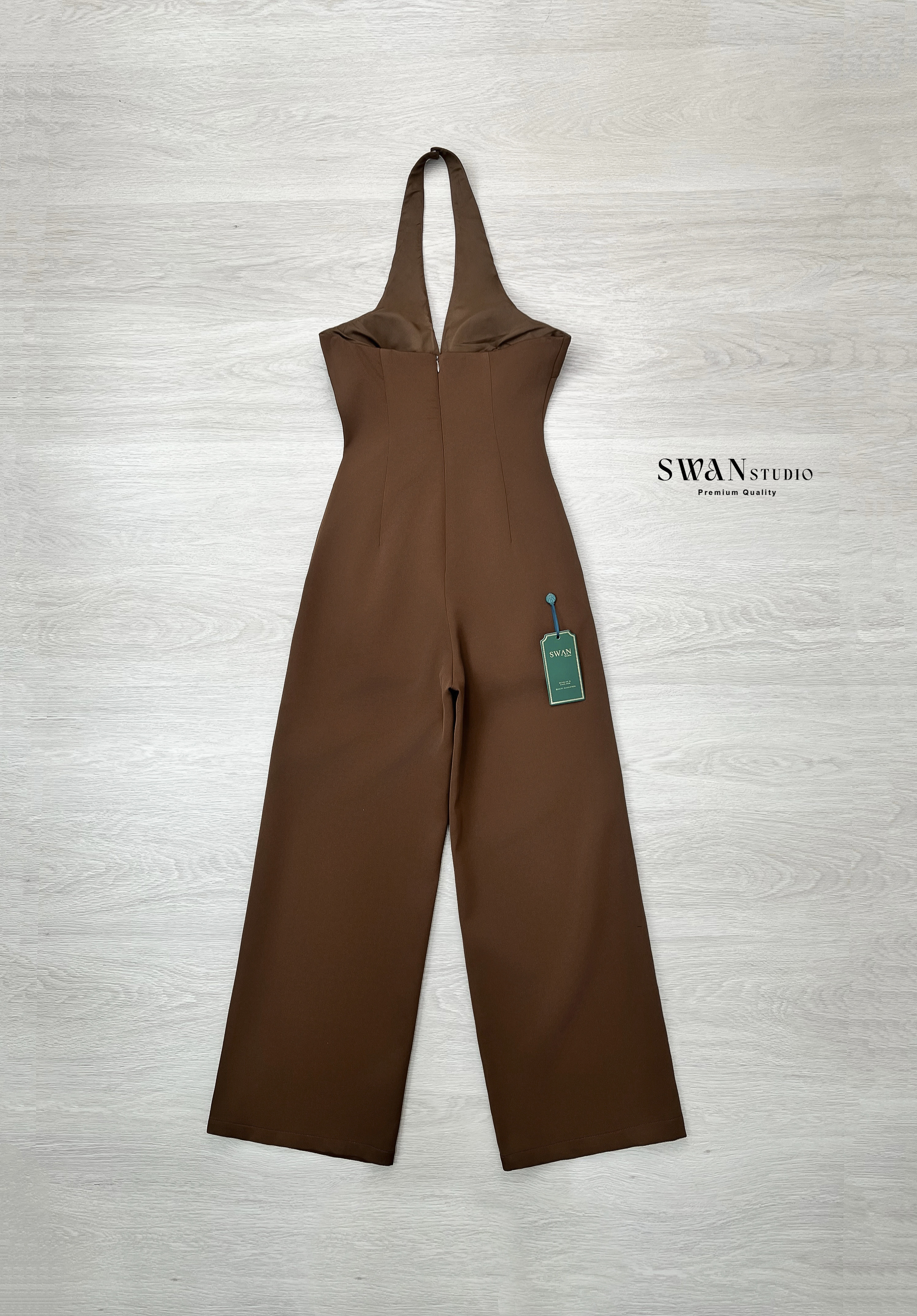 จั้มสูทขายาวคล้องคอสีน้ำตาลคอวี อกมีฟองน้ำ เนื้อผ้าอย่างดี ใส่ได้หลายโอกาส ห้ามพลาดค่า