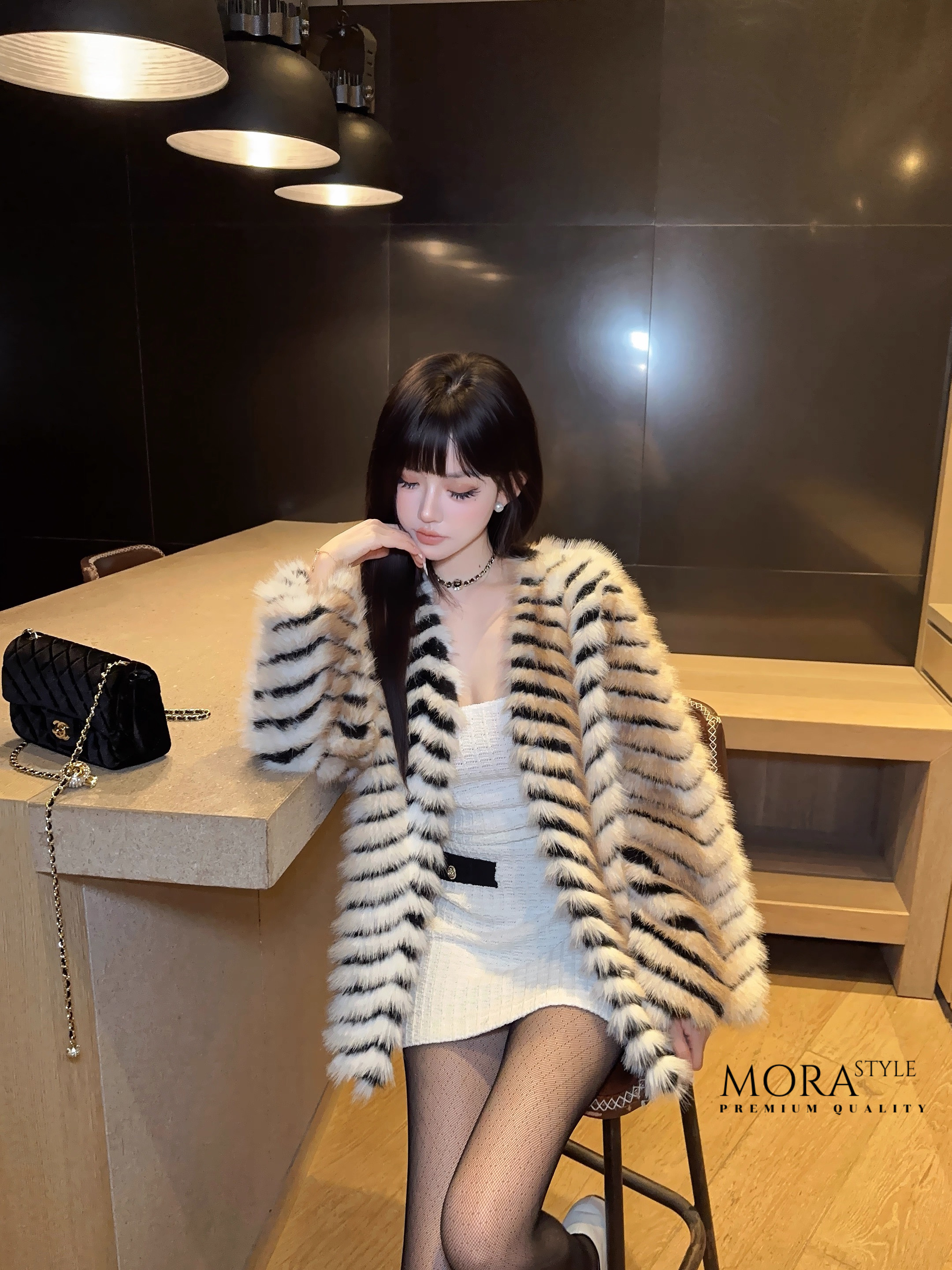 เสื้อคลุมแขนยาวแต่งขนทั้งตัว แต่งลายเสื้อตัดดำ งานสวยแพง เหมาะกับแฟชั่นหนาวนี้สุดๆ ดีไซน์ออกมาเก๋ งานคือน่ารักมากค่ะ สาวๆต้องมีติดตู้นะคะ