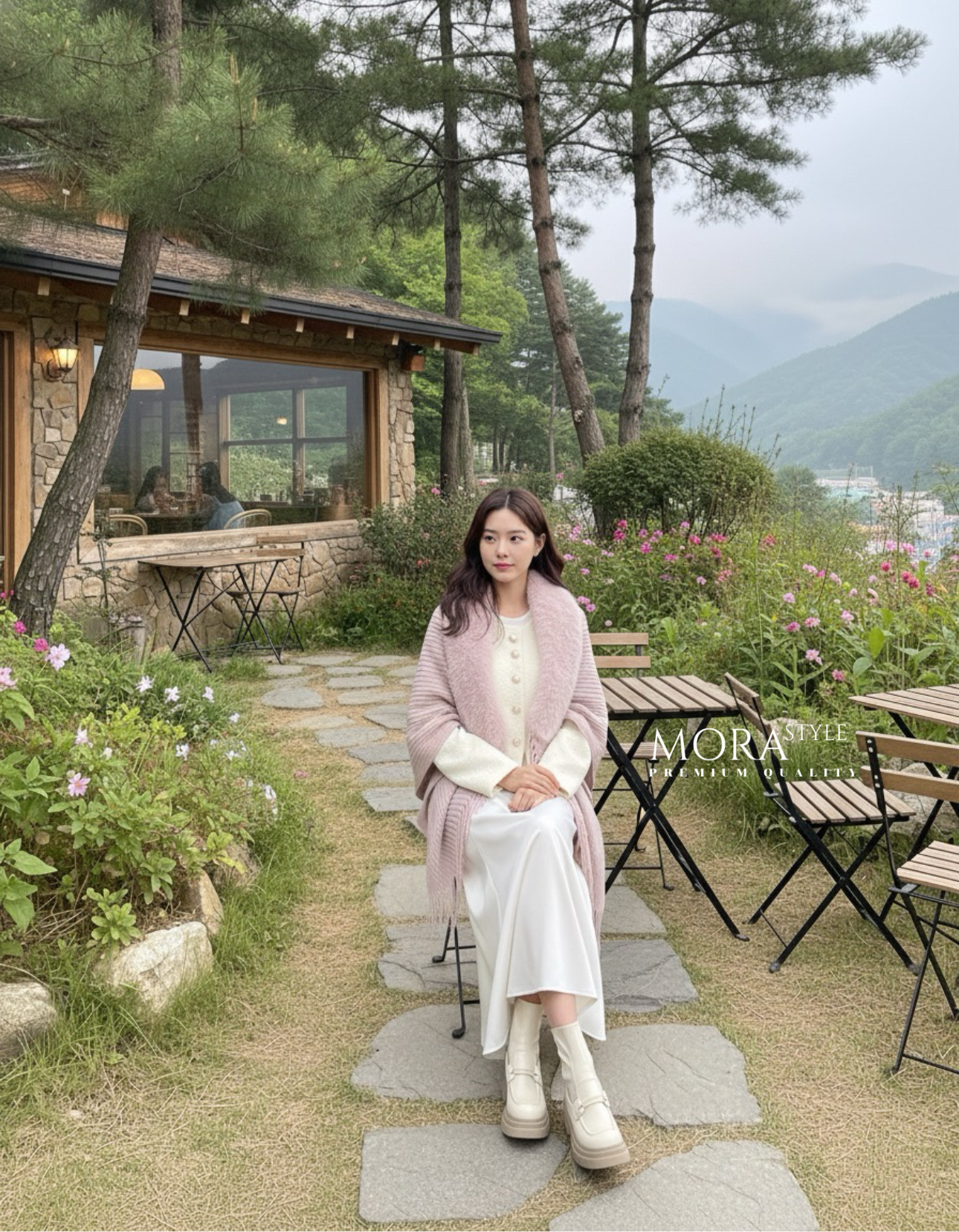 เซ็ต 3 ชิ้น เสื้อคลุมแขนยาว แต่งกระดุมด้านหน้า มีผ้าคลุมไหล่แต่งขนเฟอร์ให้ 1 ผืน มาพร้อมกับ กระโปรงยาวผ้าลื่นทิ้งตัวใส่สบายใส่แมทช์สวยมากค่ะ