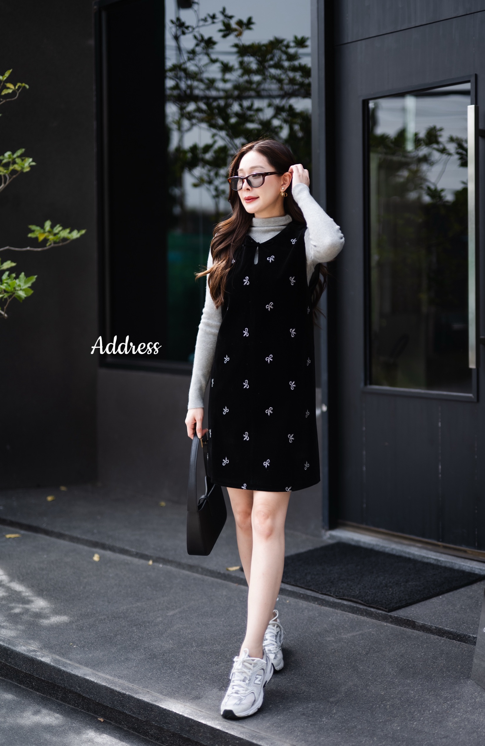 ชุดเซทเสื้อไหมพรมแขนยาวคอเต่า+เดรสแขนกุดแต่งลายโบว์น่ารักๆ งานเป็นผ้ากำมะหยี่นะคะ ผ้าดีมากๆ เดรสมีซิปด้านหลังใส่สบาย ทรงสวย เอาไปแยกแมทซ์ได้ชิลๆ