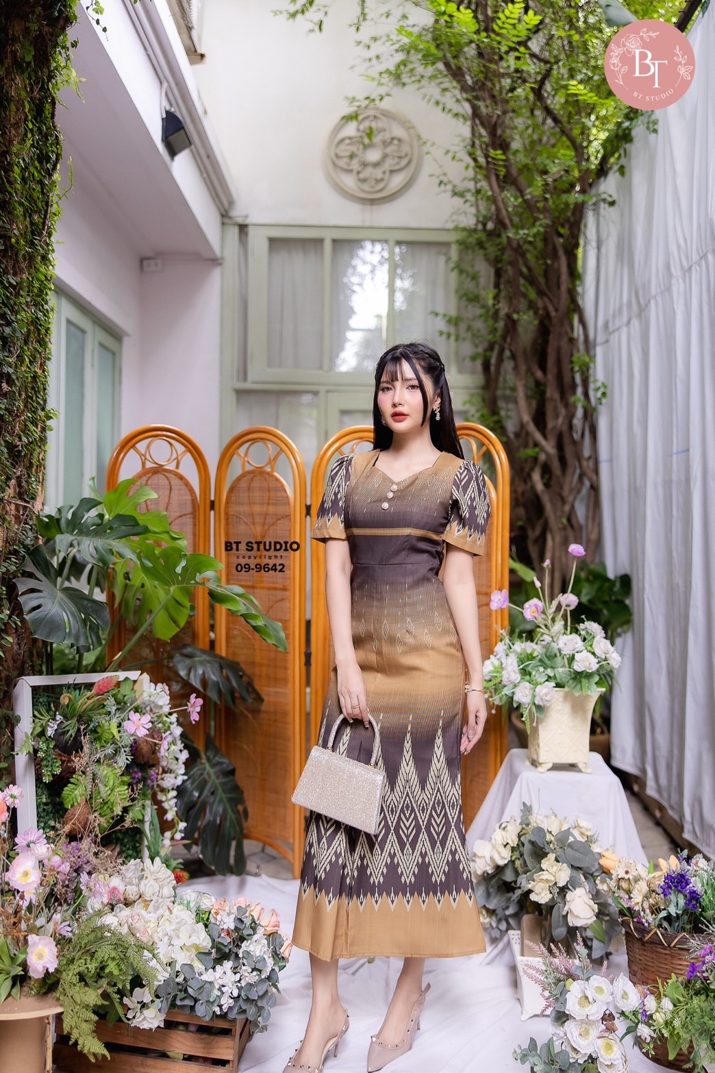 เดรสยาวผ้าไทยดีเทลแต่งคอเว้าเล็กน้อย แขนสั้น แต่งกระดุมมุก 3 เม็ดเรียงกัน ดีไซส์ผ้าพิมพ์ลายไทยประยุกต์ งานสวยเนื้อผ้าดีมีซับในคัตติ๊งสวยจ้า