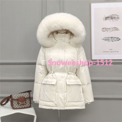 Down Jacket Women เสื้อกันหนาวผู้หญิงทรงสลิมเข้ารูปพร้อมสายปรับเข้าเอว แต่งปกคอสูงพร้อมหมวกฮู้ด กันหนาวใส่ติดลบ ผ้าเคลือบสารสะท้อนหยดน้ำไม่เปียก กันลม กันหนาว กันหิมะได้ดี มี 3 สี