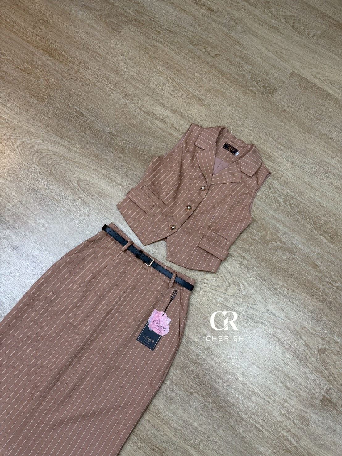 ชุดเซ็ท 3 ชิ้น เสื้อ+กระโปรง+เข็มขัด ตัวเสื้อกั๊กลายริ้ว แขนกุดคอวี แต่งกระเป๋าหลอก 2 ข้าง กระดุมทอง ช่วงเอว มีสายผูกเอวสามารถทำเป็นโบว์เล็กๆน่ารักได้ มาพร้อม