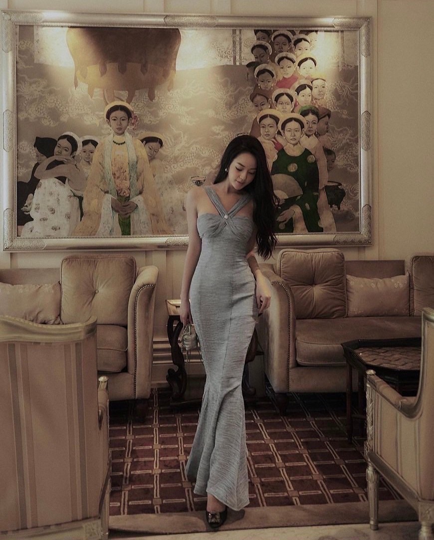 เดรสแขนกุดสีเทาตัวยาวเข้ารูปชายหางปลา ใส่สวยเข้ารูปมากกกก ราคานี้มือต้องไวเลยค่า รุ่นนี้ใส่สวย เนื้อผ้าดีมากกกกกกก ห้ามพลาดเลยค่า