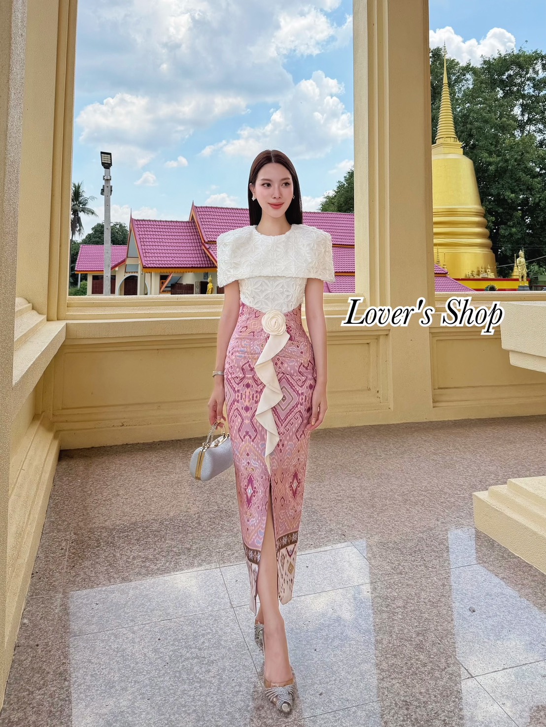 Teg : Lover’s Shop Detail : แม่หญิงไทยสุดๆค่าา สวยหวานละมุนลงตัวสุดๆ ไม่ต้องไปจับแม็ทเองค้า สวยยกเซ็ท ดีเทลตัวเสื้อเป็นทรงคลุมไหล่ ทรงเข้ารูปพอดีตัว ช่วงปกด้านหลังผ่าออก สามารถยกมือใช้งานได้สะดวกค่ะ ตัวเสื้อมีซับในอย่างดีค่ะ ใช้ผ้าลูกไม้เนื้อนุ่มไม่คันนะค