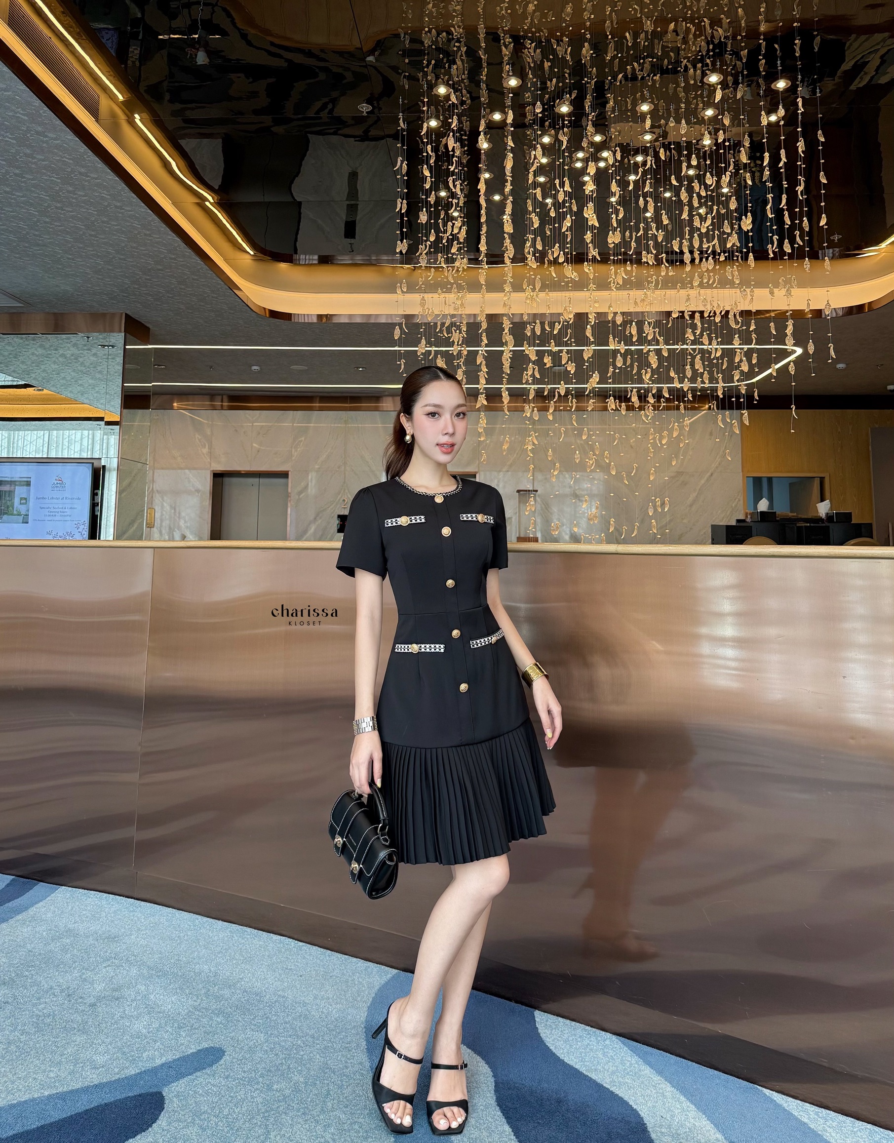 ชุดเดรสสุดหรูที่ผสมผสานความเรียบโก้และความหวานได้อย่างลงตัว ดีไซน์ทรงเข้ารูปช่วงตัว เน้นสัดส่วนอย่างสวยงาม เดรสเป็นซิปด้านหลัง ตัดต่อกระโปรง พลีท เพิ่มความพลิ้วและความอ่อนหวาน ตกแต่งกระดุมทองหรูหราและกระเป๋าเพิ่มความโดดเด่น สไตล์ Luxury Chic เนื้อผ้าพรีเม