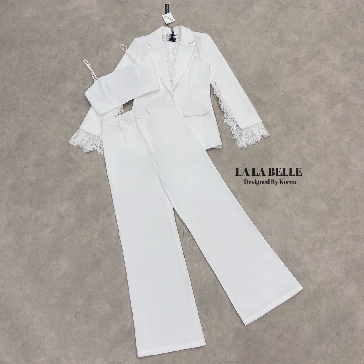 เซต3ชิ้นผ้าสูทอัดกาวอย่างดีผ้าดีทรงสวยเสื้อครอปสายเดี่ยวเสริมฟองน้ำปรับสายได้ใส่คู่กางเกงขายาวเอวสูงมีกระเป๋ากางเกง2ข้างมีซับในอัดกาวอย่างดีมาพร้อมเสื้อสูทคอปกแขนยาวผ่าแขนแต่งลูกไม้ช่วงขอบคอและขอบแขนมีซับในอัดกาวอย่างดีงานคุณภาพ