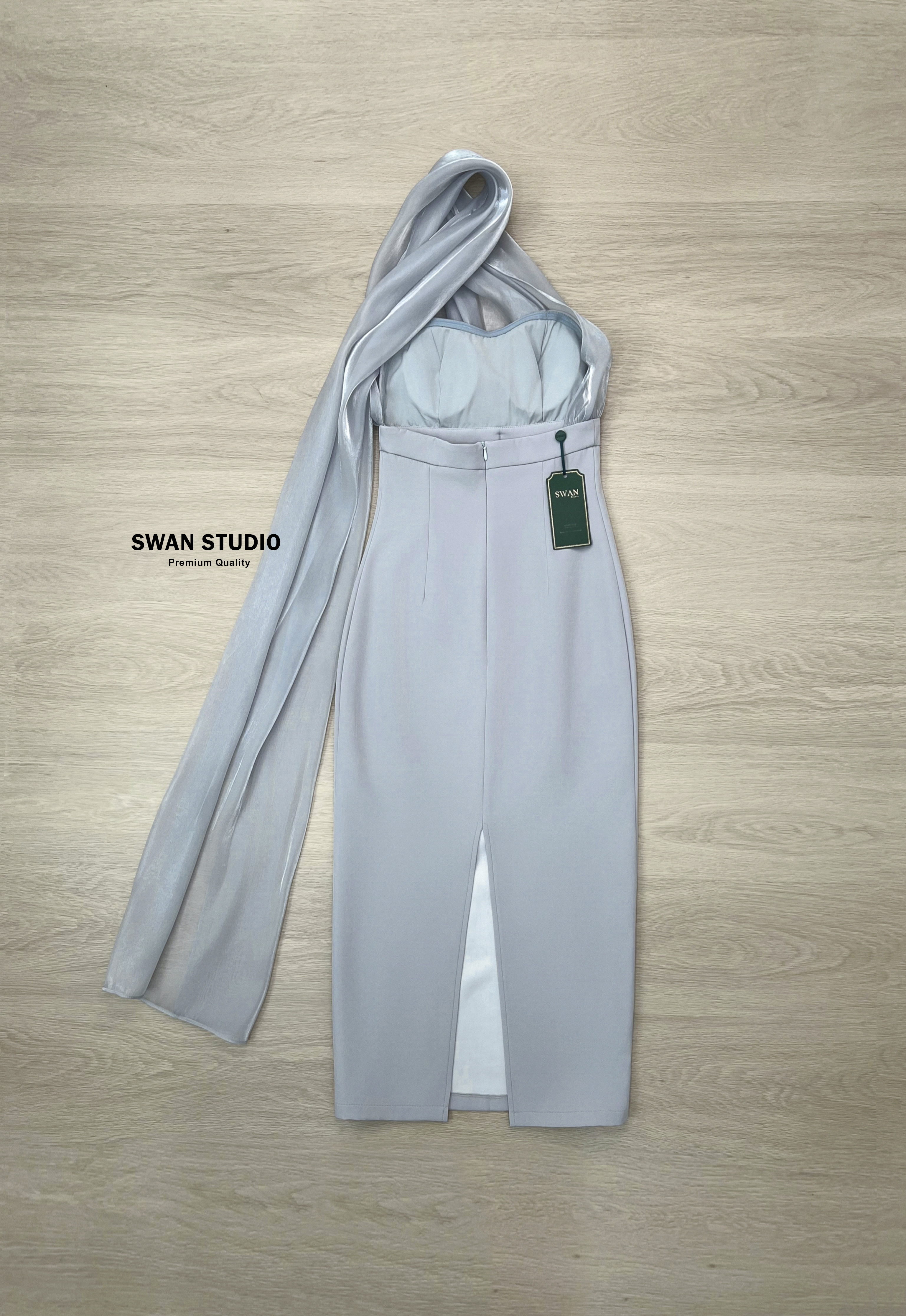 เดรสยาวสีเทา เดรสเกาะอกช่วงบนแต่งด้วยผ้าออแกนดี้ยาวเป็นผ้าพันคอ กระโปรงช่วงล่างเป็นทรงสอบผ่าหลัง มีแต่งสายคาดเอวเย็บติดมีเพชรตรงกลาง สวยเรียบดูแพงมาก ใส่ออกงาน สวยเด่นสง่า