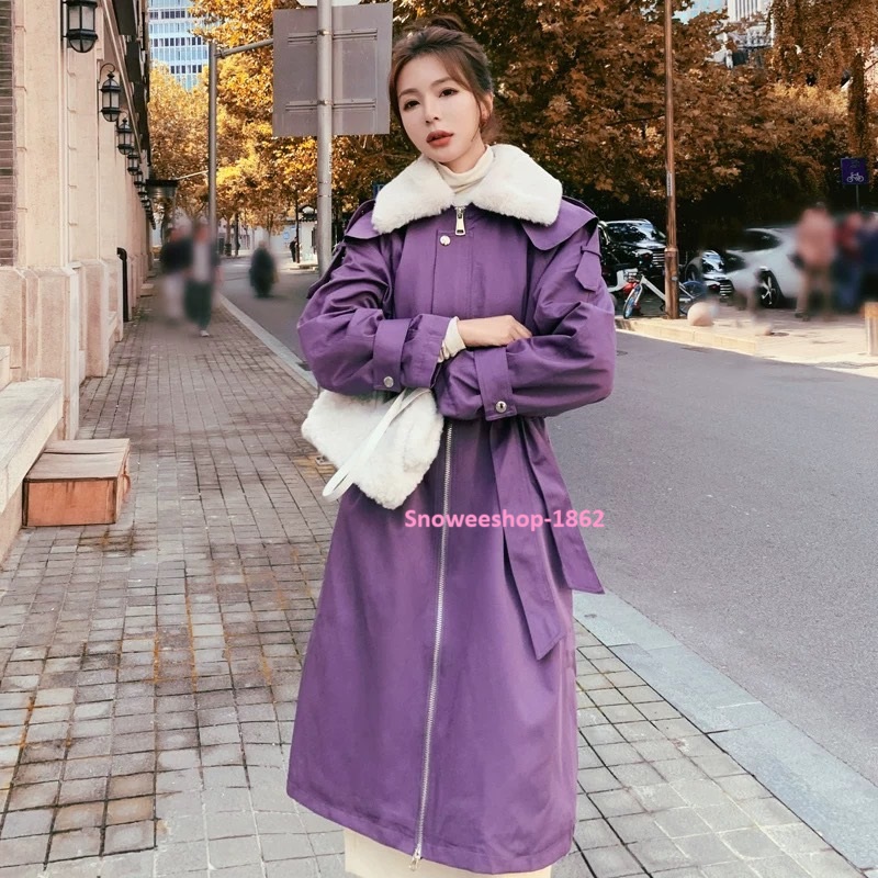 เสื้อโค้ทกันหนาวบุขนด้านใน โค้ทใส่ไปต่างประเทศทรงโอเวอร์ไซ โค้ทสีม่วง และโค้ทสีน้ำตาล แต่งปกเฟอร์สีขาวตัดกับสีเสื้อ ผ้าฝ้ายทอหนาพร้อมบุขนด้านใน ผ้าเคลือบสารสะท้อนหยดน้ำไม่เปียก กันลม กันฝน กันหิมะได้ มี 2 สี