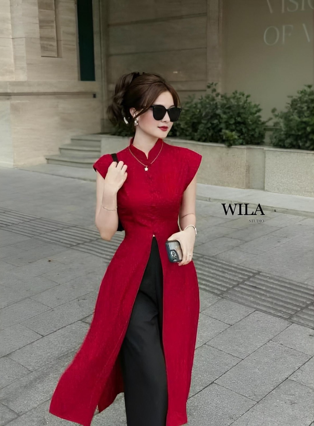 เดรสยาวมาในโทนสีแดงไวน์แต่งคอจีน ทรงผ่าหน้า และข้าง ด้านหน้าแต่งกระดุมยาวถึงช่วงเอวงานเก๋มากค่าลุคนี้ มาพร้อมกางเกงขายาวสีดำ ทรงสวยเป็ะรับตรุษจีน สีสดคมชัดสุดๆ ให้ลุคสวยแพงลุคผู้ดีรับเทศกาล ชุดแมชเข้ากันสุดๆค่า #เดรสผ่าหน้า #เดรสสีแดง #กี่เพ้า #ชุดตรุษจีน