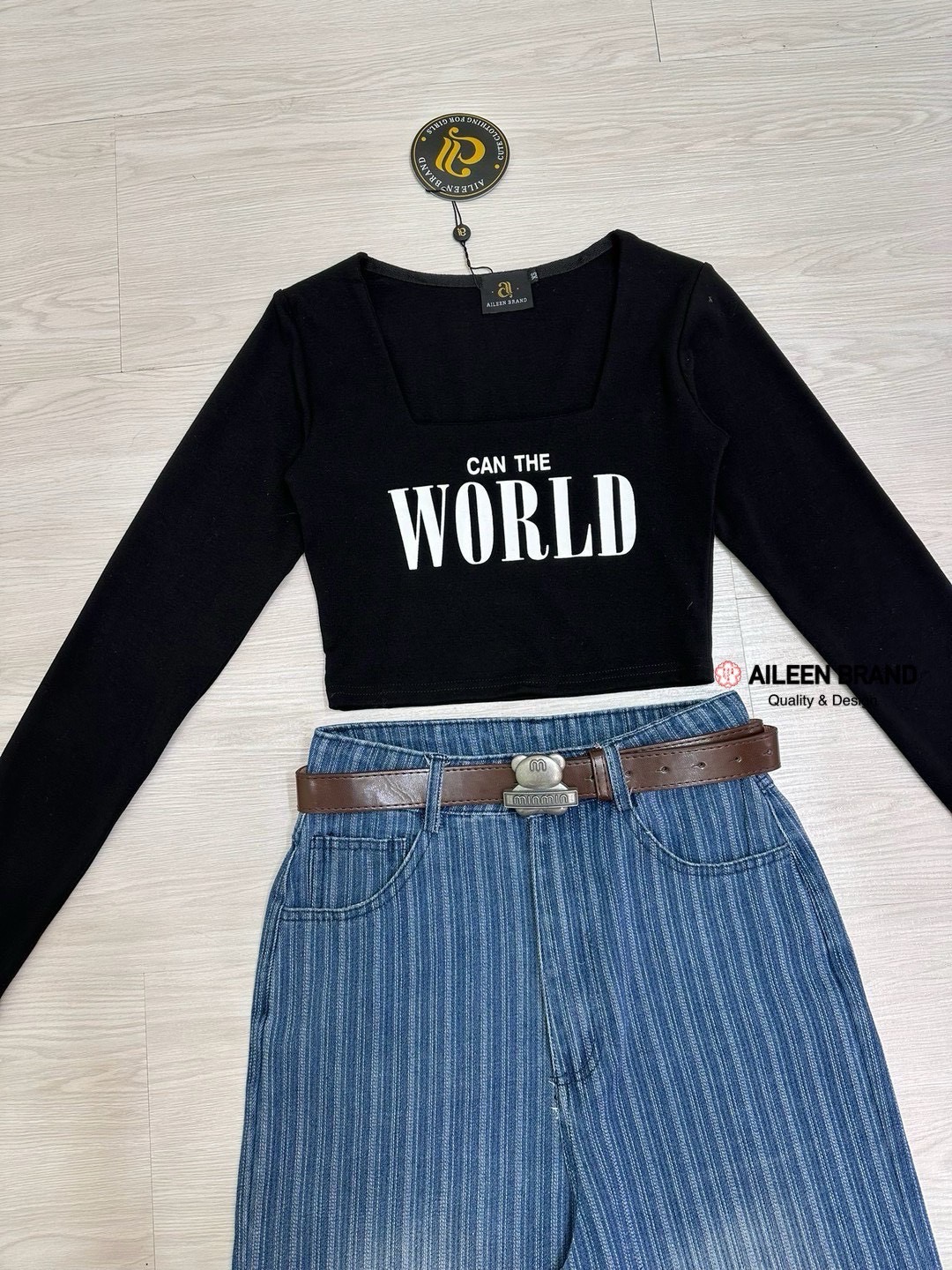 Set 2 ชิ้น เสื้อครอปสีดำแขนยาวทรงพอดีตัว ด้านหน้าสกรีนลายตัวอักษรสีขาว เนื้อผ้านิ่มใส่สบาย มาพร้อมกับกางเกงยีนส์ขายาวสีฟอกแต่งเฟดมีกระดุมและซิปด้านหน้า มีกระเป๋าล้วงทั้งสองข้าง กางเกงทรงกระบอกใหญ่