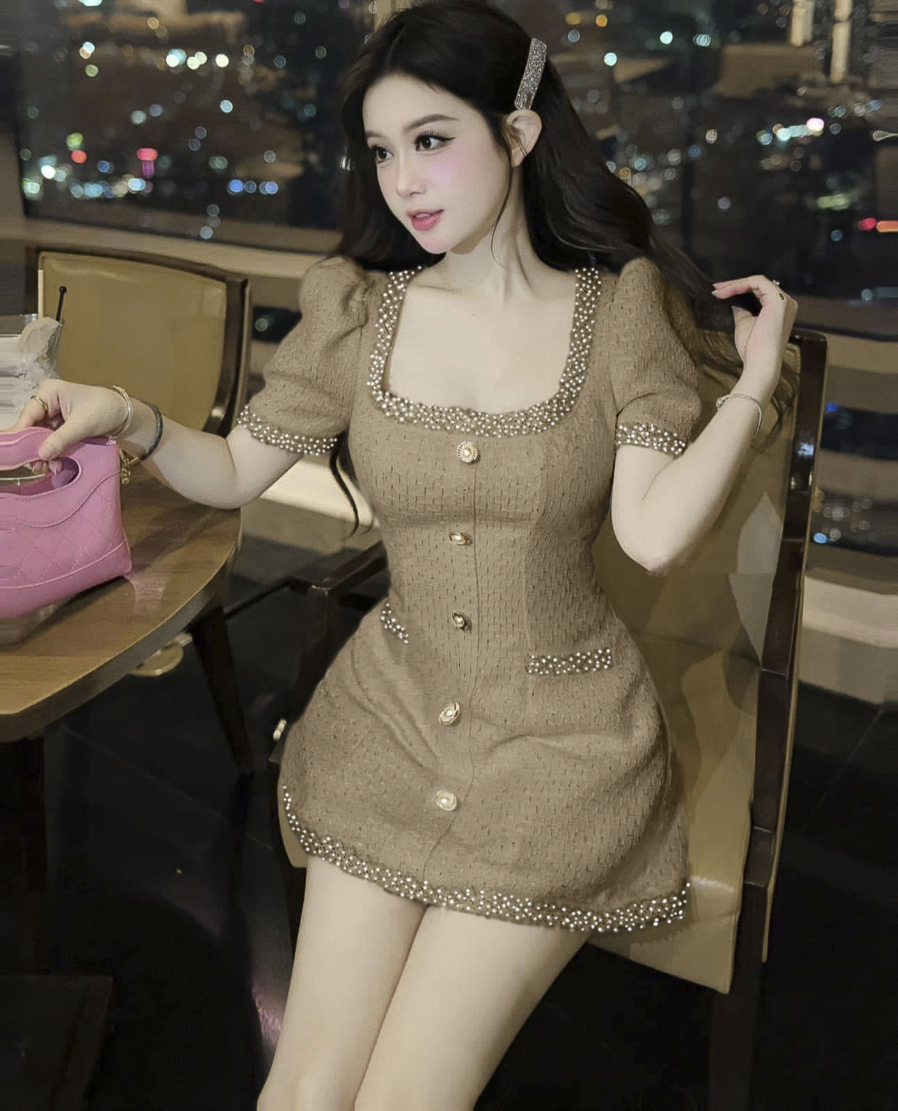 มินิเดรสผ้าทวิตสีน้ำตาล แต่งแถบด้วยลูกปัดมุกเล็กๆ แต่งกระดุมสวยหรู อกมีฟองน้ำ เนื้อผ้าดีมาก สวยมากค่ะรุ่นนี้