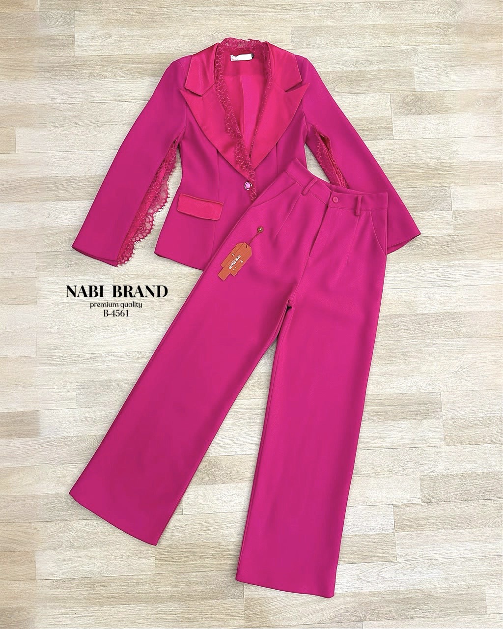 Set 2ชิ้น เสื้อคลุมช่วงแขนผ่าแต่ง ผ้าลูกไม้ ปกคอตัดด้วยผ้าเงามัน แต่งกระดุม 1เม็ด กระเป๋าใช้งานได้จริง มาคู่กับ กางเกงขากระบอกใหญ่ งานซิบหน้าตะขอ กางเกงมีกระเป๋าด้วยค่ะ งานมีซับ ทั้งเซ็ต สูทเสริมไหล่ ใส่สวยดูมีมิติโดดเด่น ดูแพงมากค่ะ ผ้าดีคุ้มเกินราคา พลา