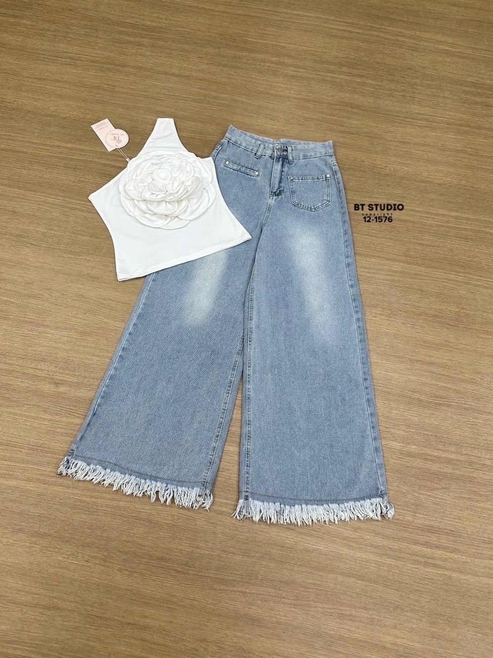 เซท 2 ชิ้น เสื้อไหล่เดี่ยวดีเทลแต่งดอกไม้ 3D สุดอลัง ใหญ่มากตอกย้ำความเริ่ส แมทซ์กับกางเกงยีนส์เอวสูงฟอกสีอ่อนกระเป๋าหน้าใช้งานได้จริง ปลายชายแต่งชายพู่ ๆ งานสวยแมทซ์กันเริ่ส ใส่ได้เป๊ะมากกก #เซทยีนส์ #เสื้อดอกไม้ #ใส่ได้ทุกวัน #งานป้ายบีที #btstudio