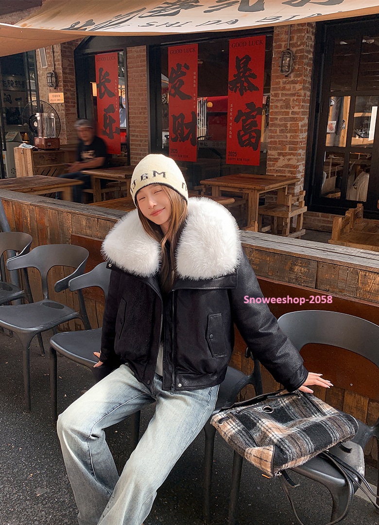 แค่ใส่ก็ได้ลุค “Luxury Winter Girl” แจ็คเก็ตดาวน์ปกขนเฟอร์ ทรงโอเวอร์ไซส์สุดเก๋ กันหนาวติดลบได้จริง ใส่ถ่ายรูปก็สวยปัง! มี 6 สี เลือกแมทช์ได้ทุกสไตล์