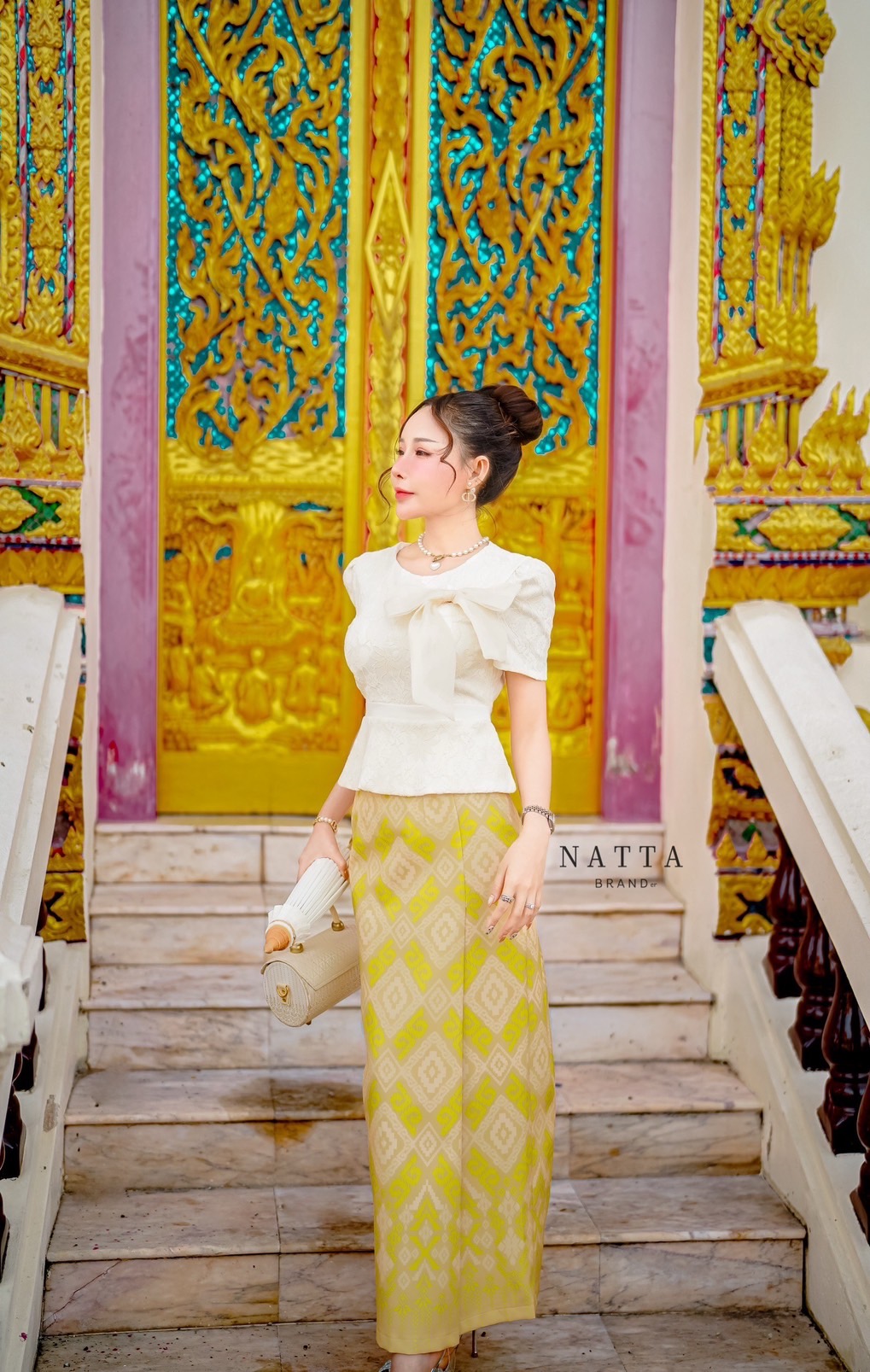 ชุด Set 2 ชิ้น เซ็ตชุดผ้าไทยเสื้องานผ้าลูกไม้สีครีม แต่งระบายเสื้อ ซิปด้านหลัง เสริมฟองน้ำทรงสวยมากขึ้น มีโบว์ผ้าชีฟองให้ในชุดด้วย มาพร้อมกระโปรงยาวซิปลายผ้าไทย แหวกด้านหลัง งานผ้าหนาสวยมากรุ่นนี้ค่า แนะนำมากค่า