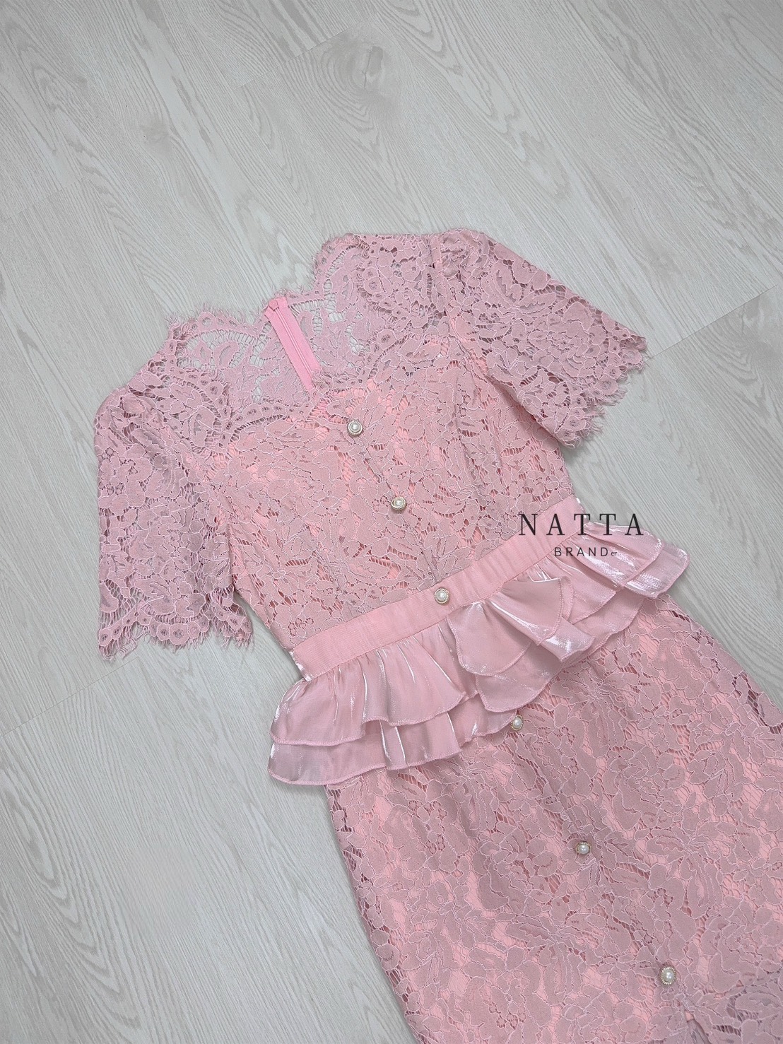 ชุดเดรสลูกไม้สีชมพู แต่งดีเทลผ้าระบายช่วงเอวมีความหวานมากขึ้น แต่งกระดุมหลอกด้ายหน้า ซิปซ้อนด้านหลัง มีผ้าซับในอย่างดีผ้าไม่บางค่ะ แหวกด้านหน้านิดหน่อย งานสวยมากกกก