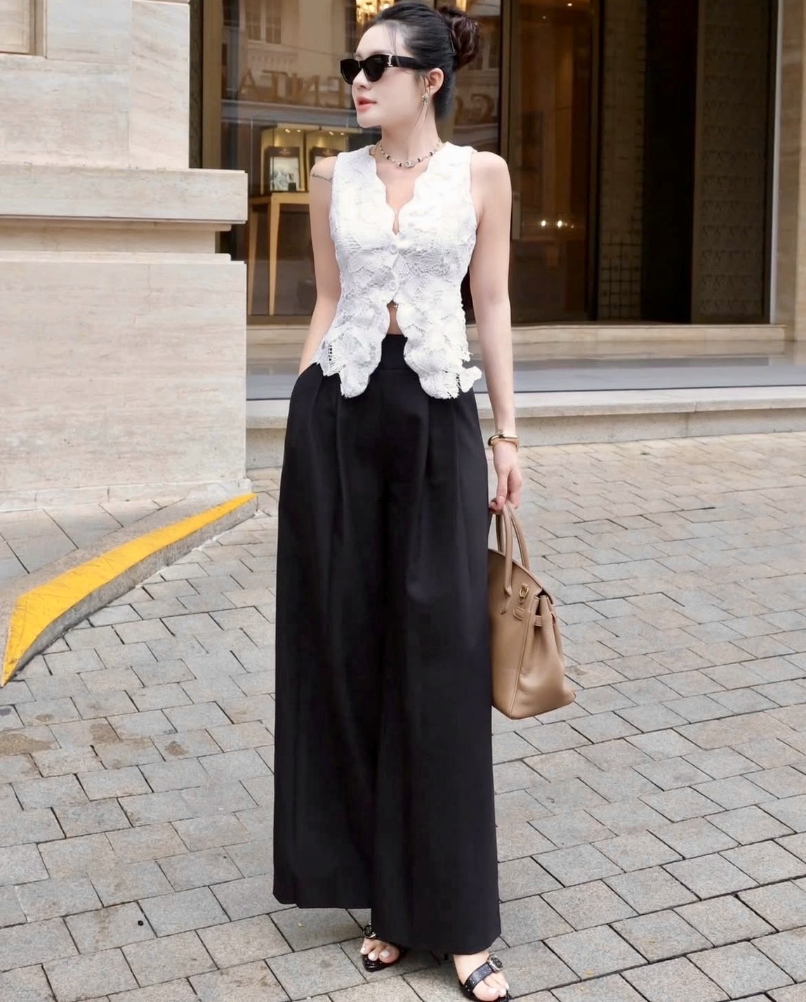 เสื้อลูกไม้สีขาวทรงสวยทันสมัย การันตีรุ่นนี้ใส่สวยทุกคน ด้วยเนื้อผ้าอย่างดี ดีไซน์สวย ใส่ขึ้นมาแล้วดูดีมาก ควรมีติดตู้เอาไว้นะคะ ดูแพง เป็นลุคที่น้อยแต่มาก เอาเป็นว่าเริ่ดมากกค่ะ